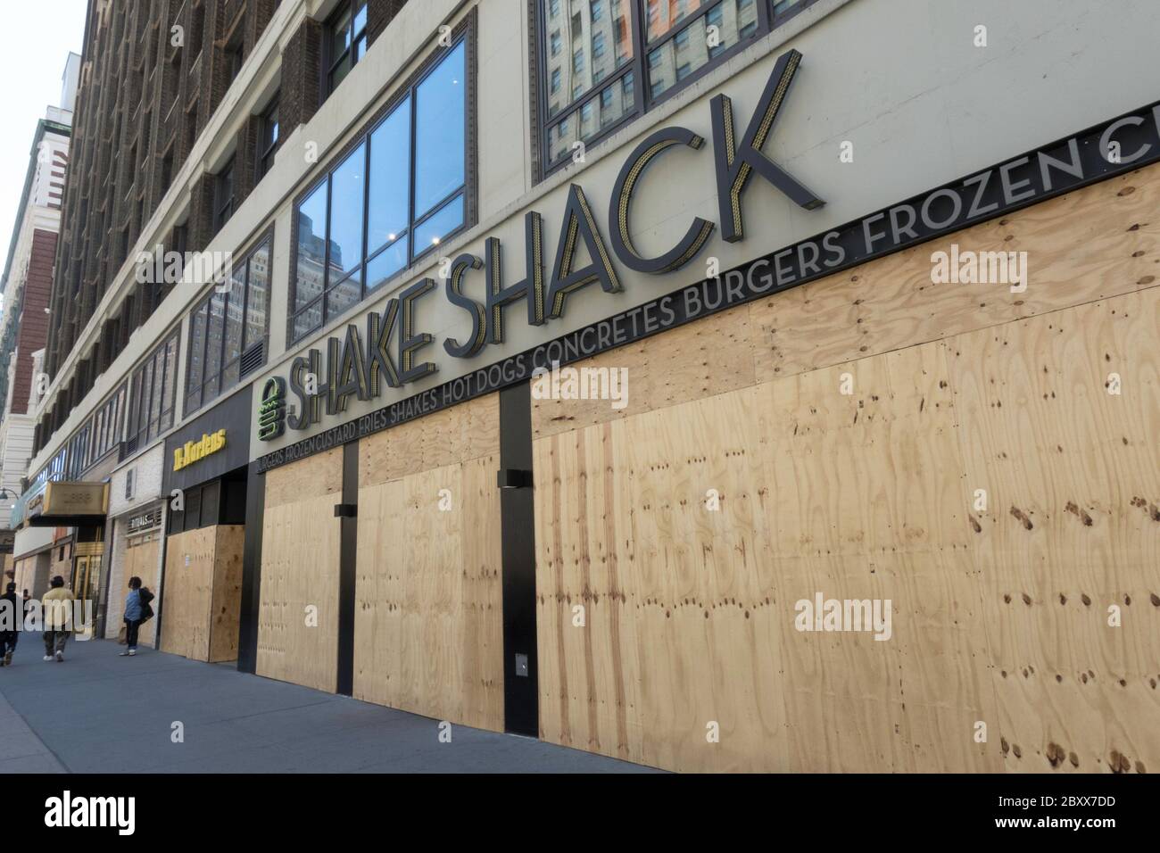 Le imprese di Manhattan sono tutte salite in risposta ai saccheggi, alle ribellazioni e al vandalismo, giugno 2020, New York City, USA Foto Stock