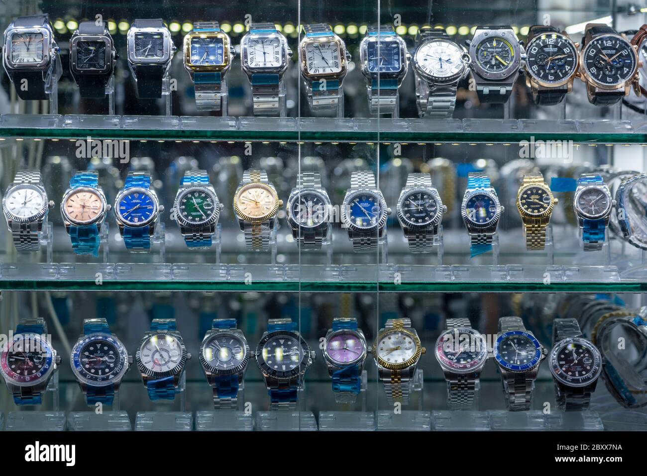 Bancarella di mercato vendita falsi orologi di lusso fuori Djemma el Fna  Square a Marrakech, Marocco Foto stock - Alamy