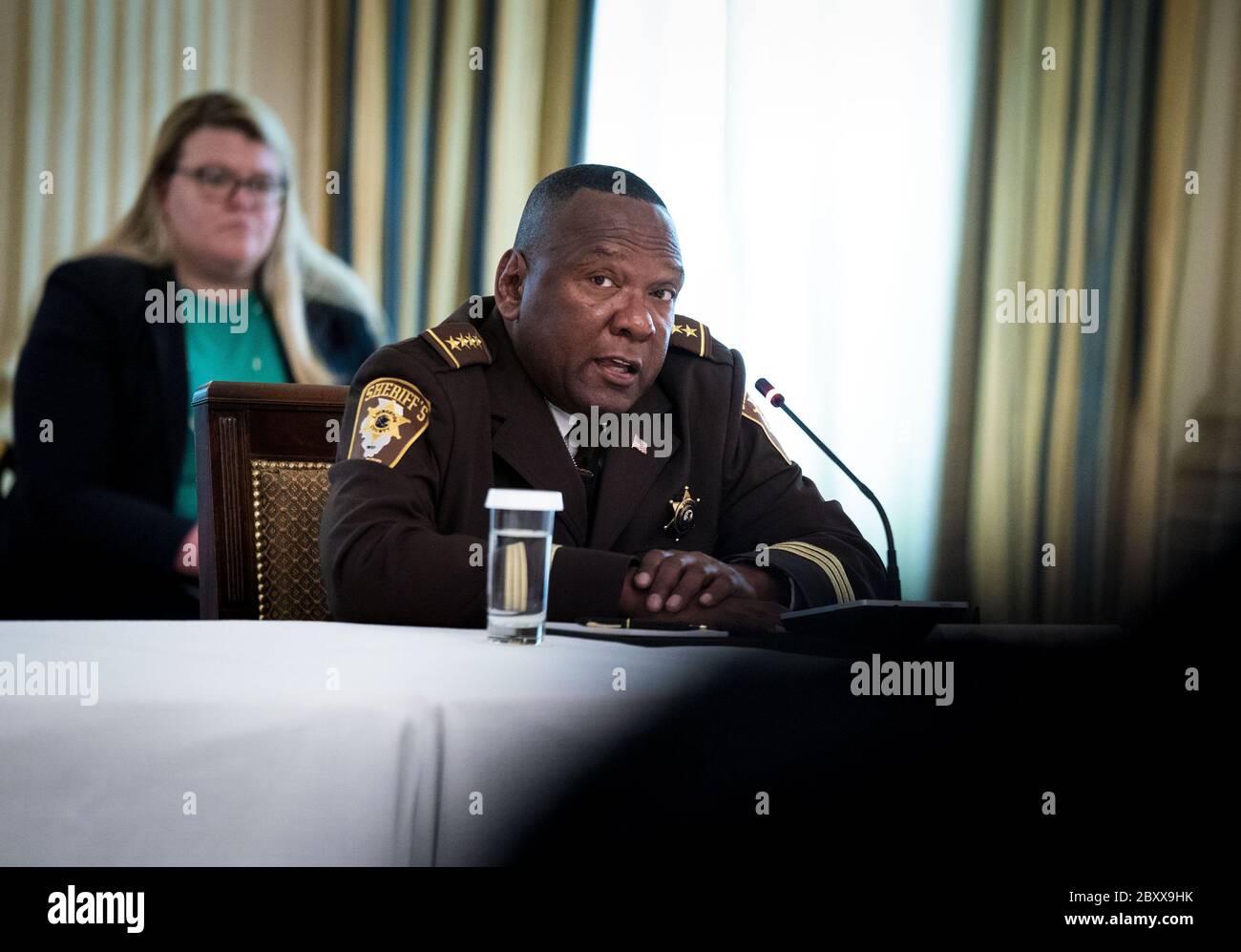 Washington, Stati Uniti. 8 giugno 2020. Livingston County Sheriff Tony Childress presenta le sue osservazioni durante una tavola rotonda con il presidente Donald Trump nella Sala da pranzo dello Stato della Casa Bianca, lunedì 8 giugno 2020. Foto di Doug Mills/UPI Credit: UPI/Alamy Live News Foto Stock