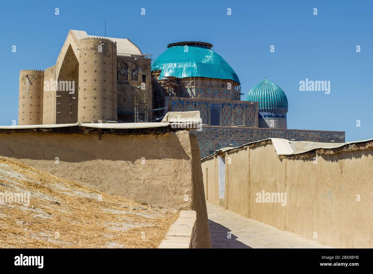 Mausoleo medievale di Khoja Ahmed Yasawi nella città di Turkestan, nel Kazakistan meridionale. Tour Legacy di Silk Road. Foto Stock