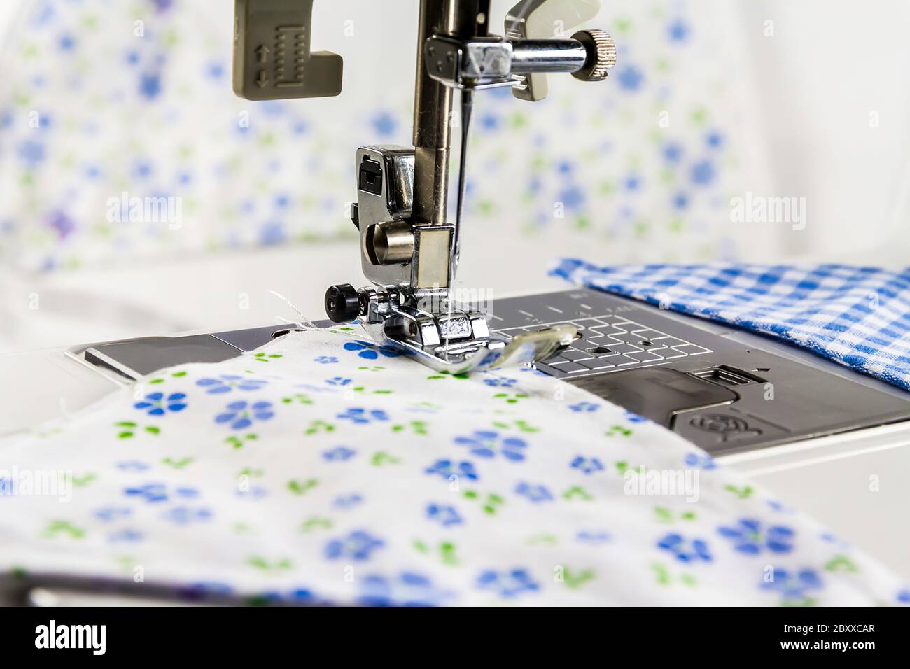 Bandiere da cucire su una macchina da cucire per creare il Bunting per una celebrazione Foto Stock