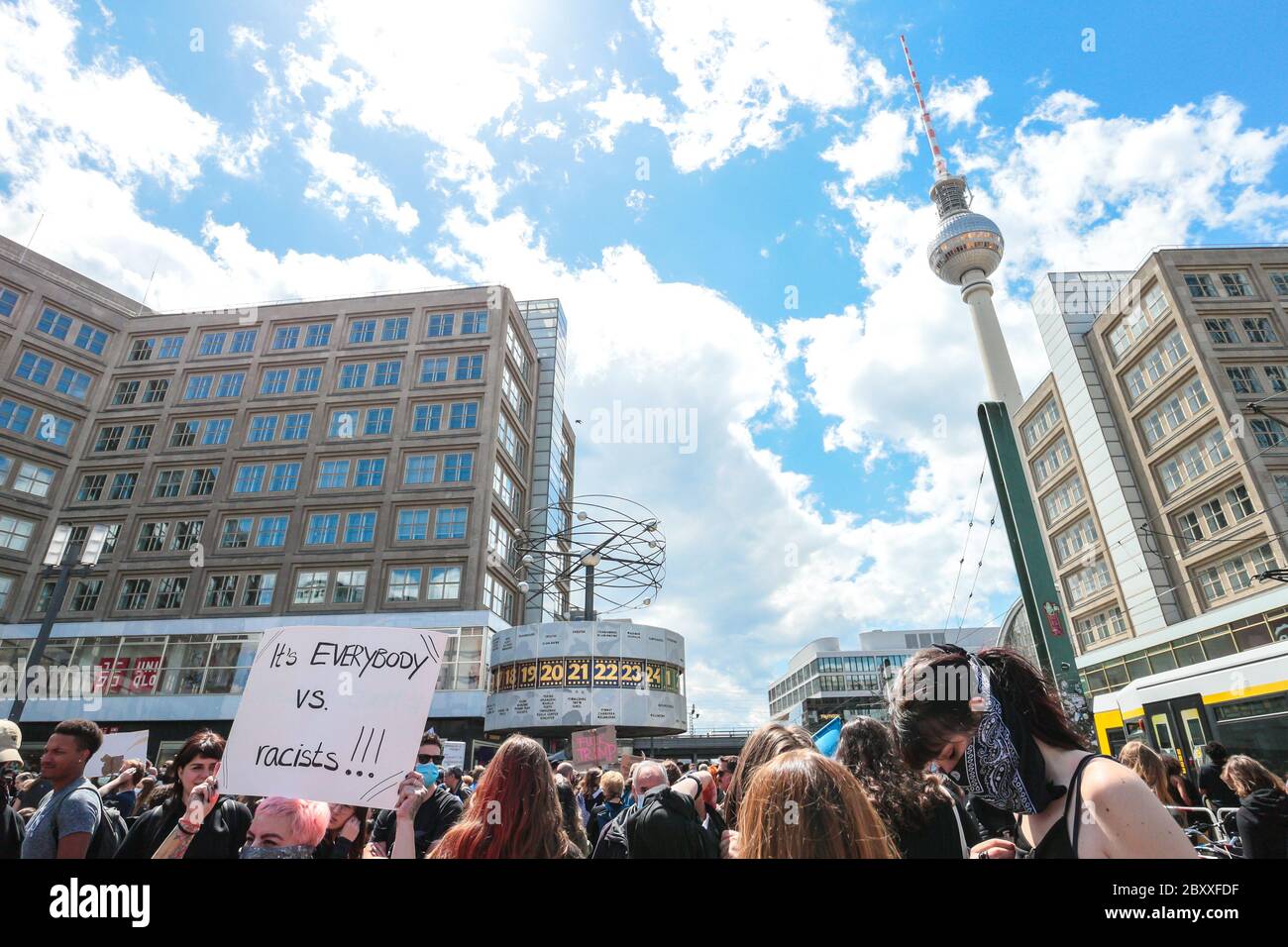 Folle di manifestanti con cartelli anti-razzismo a una protesta contro la questione Black Lives ad Alexanderplatz Berlino, Germania, dopo la morte di George Floyd. Foto Stock