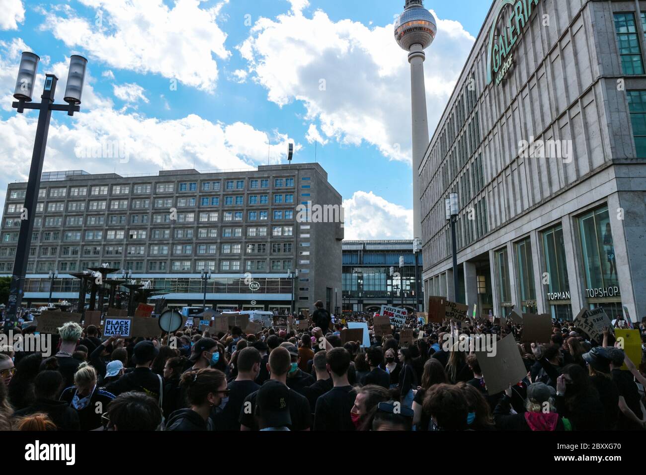 Folle di manifestanti con cartelli anti-razzismo a una protesta contro la questione Black Lives ad Alexanderplatz Berlino, Germania, dopo la morte di George Floyd. Foto Stock