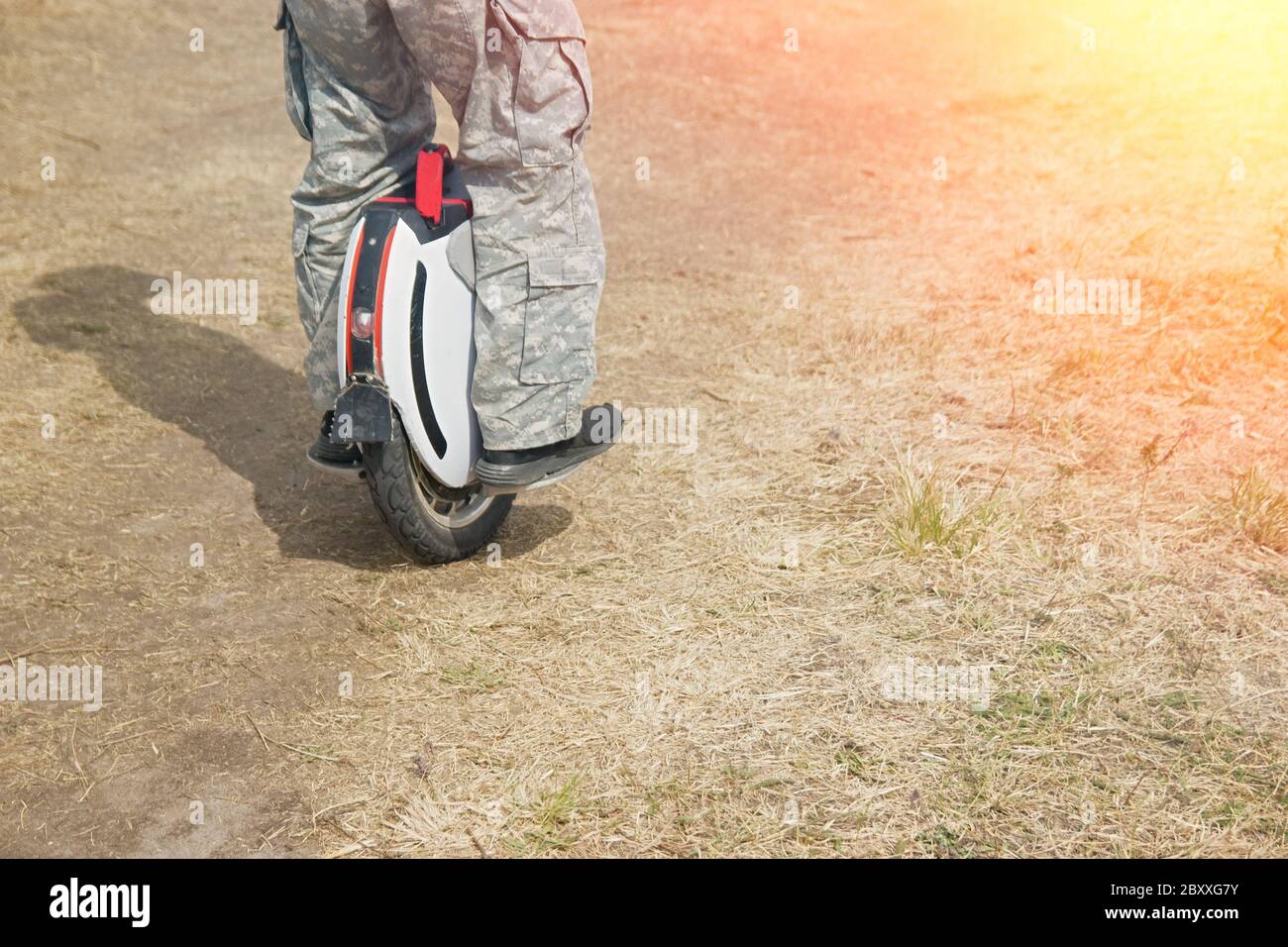 Uomo gambe mono ruota personale elettrico eco friendly trasporto rurale scena all'aperto Foto Stock