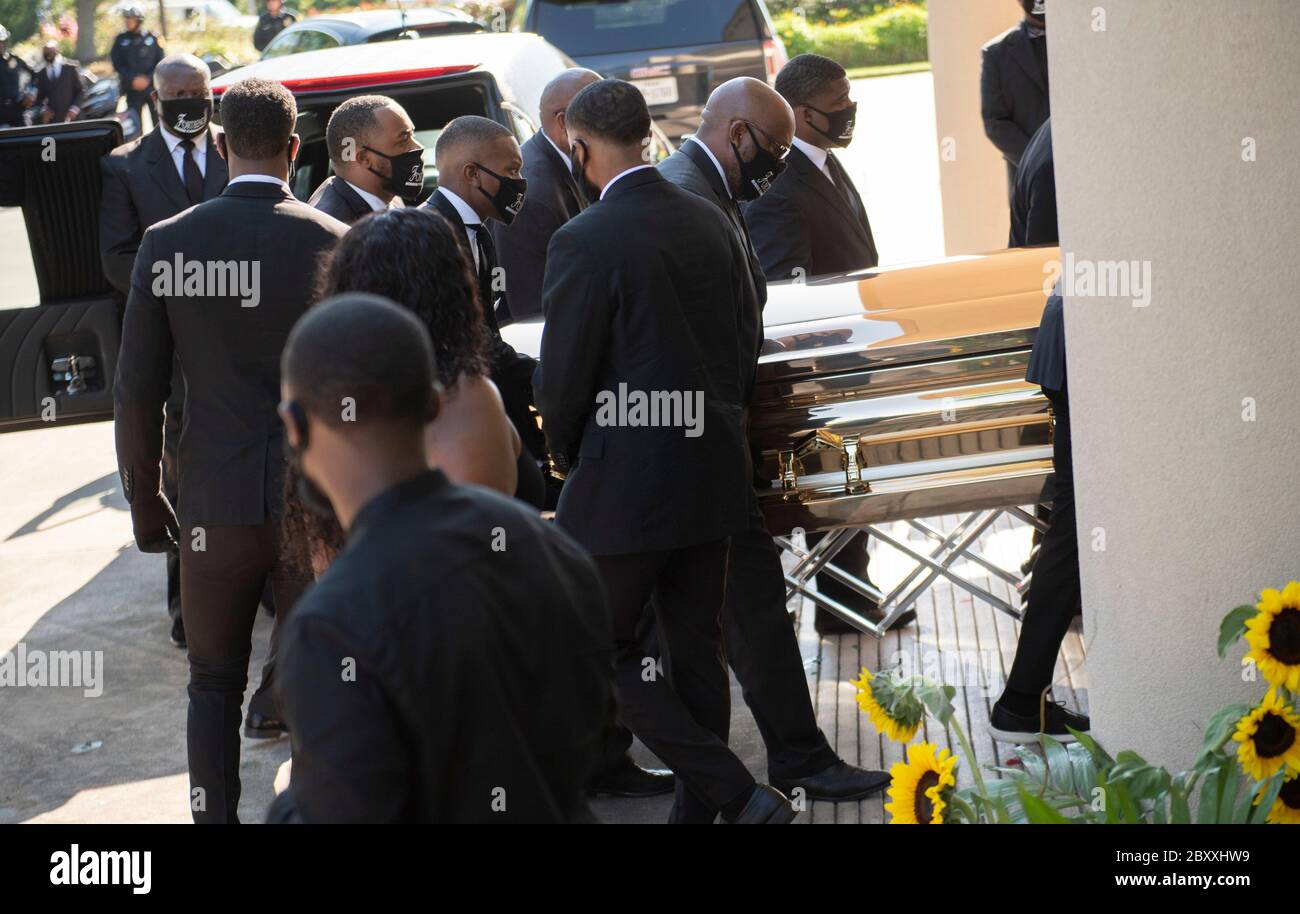 Il grembiale DI GEORGE FLOYD arriva alla chiesa della Fontana di lode a Houston per il primo di due servizi commemorativi prima della sua sepoltura di martedì. La morte di Floyd a Minneapolis, due settimane fa, per mano di un poliziotto bianco, ha generato centinaia di proteste contro il razzismo in tutto il mondo. Foto Stock
