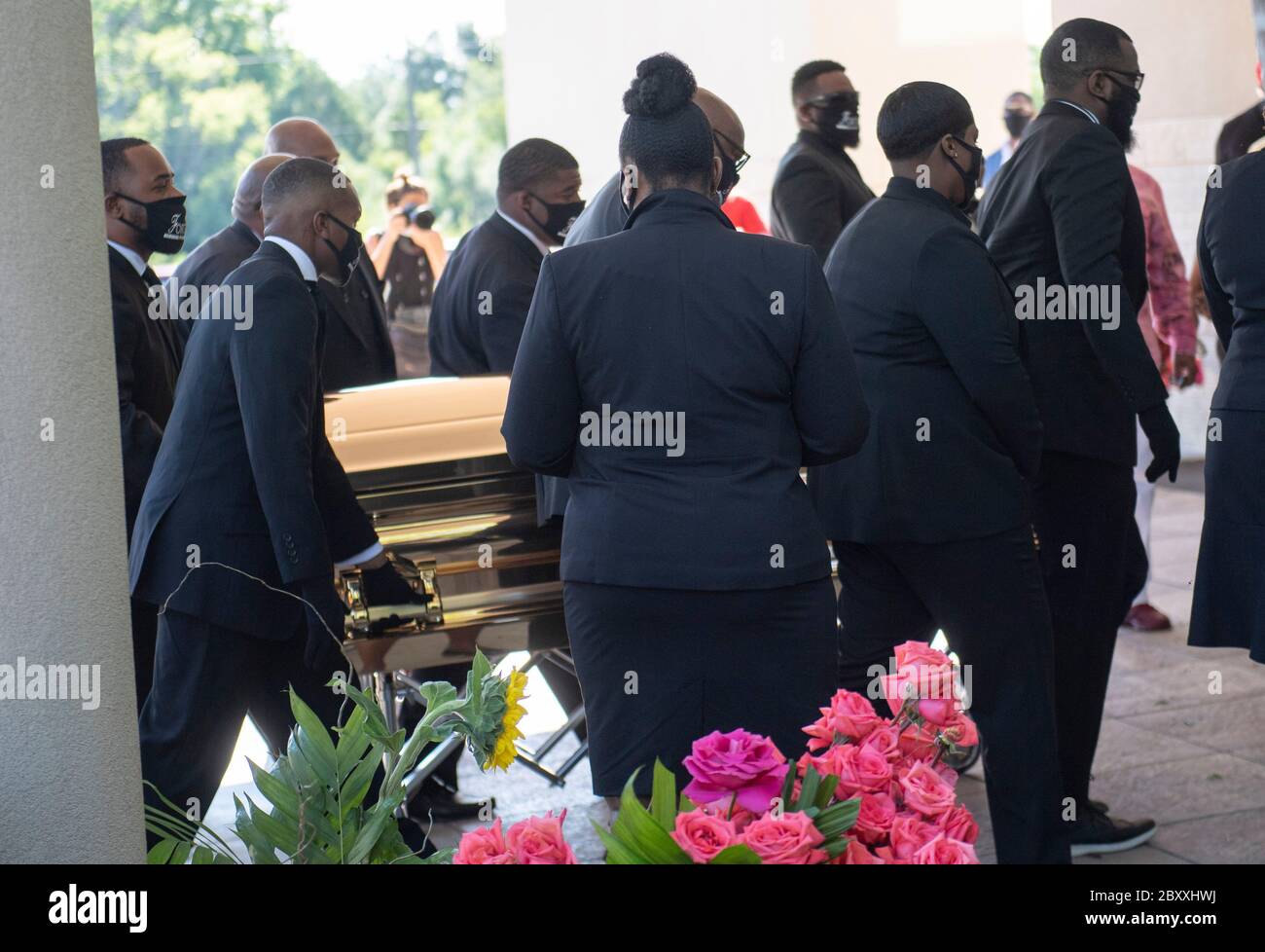 Il grembiale DI GEORGE FLOYD arriva alla chiesa della Fontana di lode a Houston per il primo di due servizi commemorativi prima della sua sepoltura di martedì. La morte di Floyd a Minneapolis, due settimane fa, per mano di un poliziotto bianco, ha generato centinaia di proteste contro il razzismo in tutto il mondo. Foto Stock