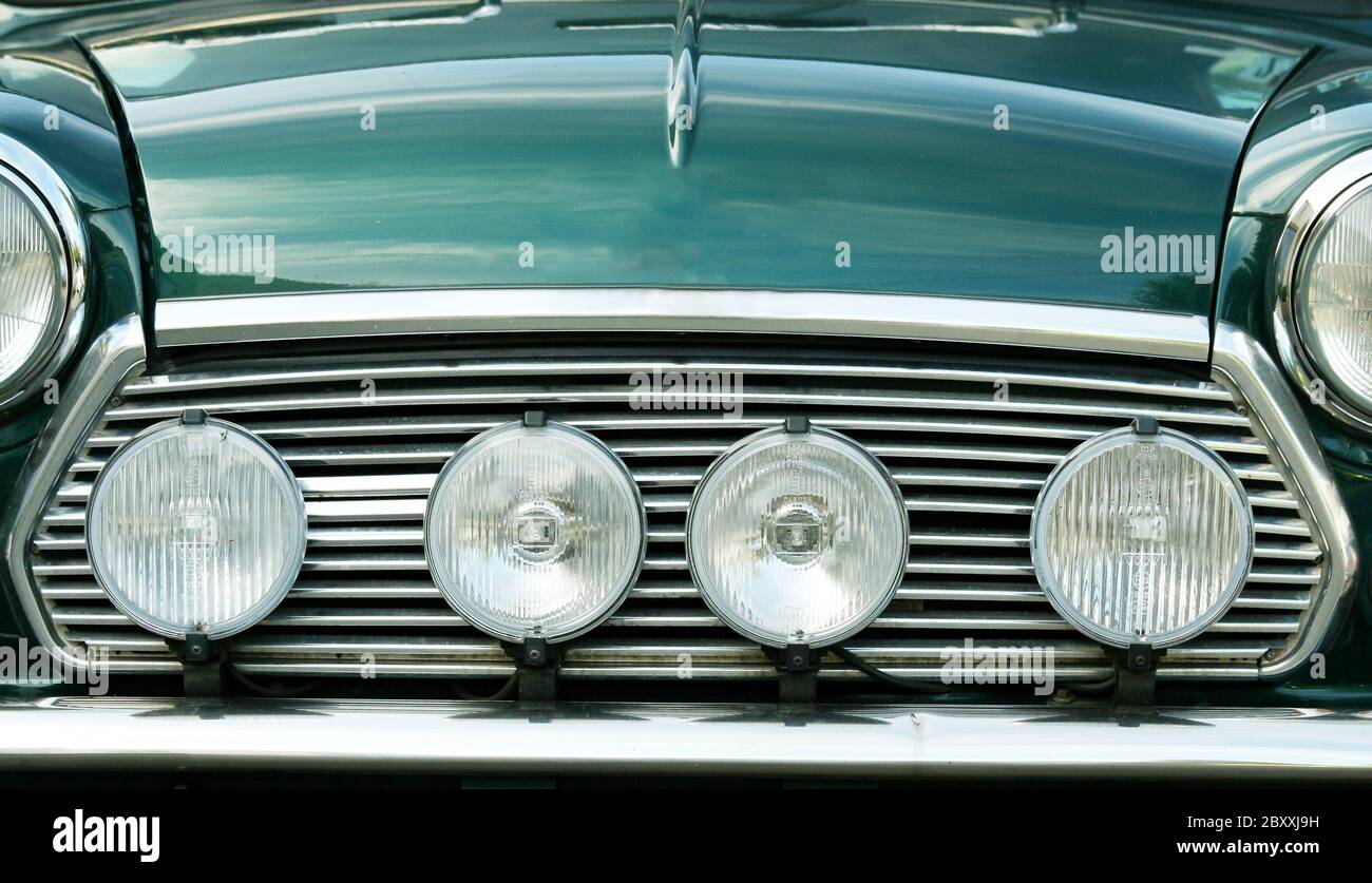 Davanti a un'auto verde Foto Stock