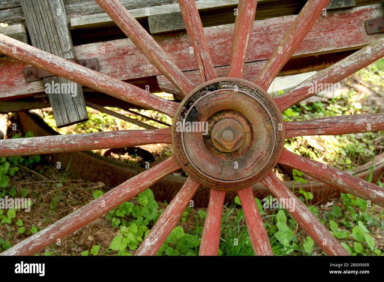 Un vecchio weathered rosso ruota del carro Foto Stock