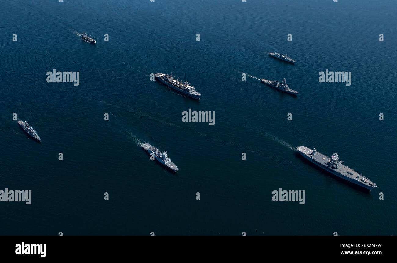Mar Baltico, Stati Uniti. 08 giugno 2020. Navi della Marina delle nazioni membri della NATO in fase di formazione durante l'esercizio operazioni Baltiche 8 giugno 2020 nel Mar Baltico. Le navi illustrate sono: Royal Canadian Navy Frigate Halifax-class HMCS Fredericton, German Navy Bremen-class FGS Luebeck, German Navy Rhone-Class Oiler di rifornimento FGS Rhoen, Royal Norwegian Navy Fridtjof Nansen-class Frigate HNoMS otto Suerdrup, U.S. Navy Blue Ridge comando e nave di controllo USS Mount Whitney, U.S. Navy-Guiden Arleigh, USS-Burke E la marina degli Stati Uniti, veloce Foto Stock