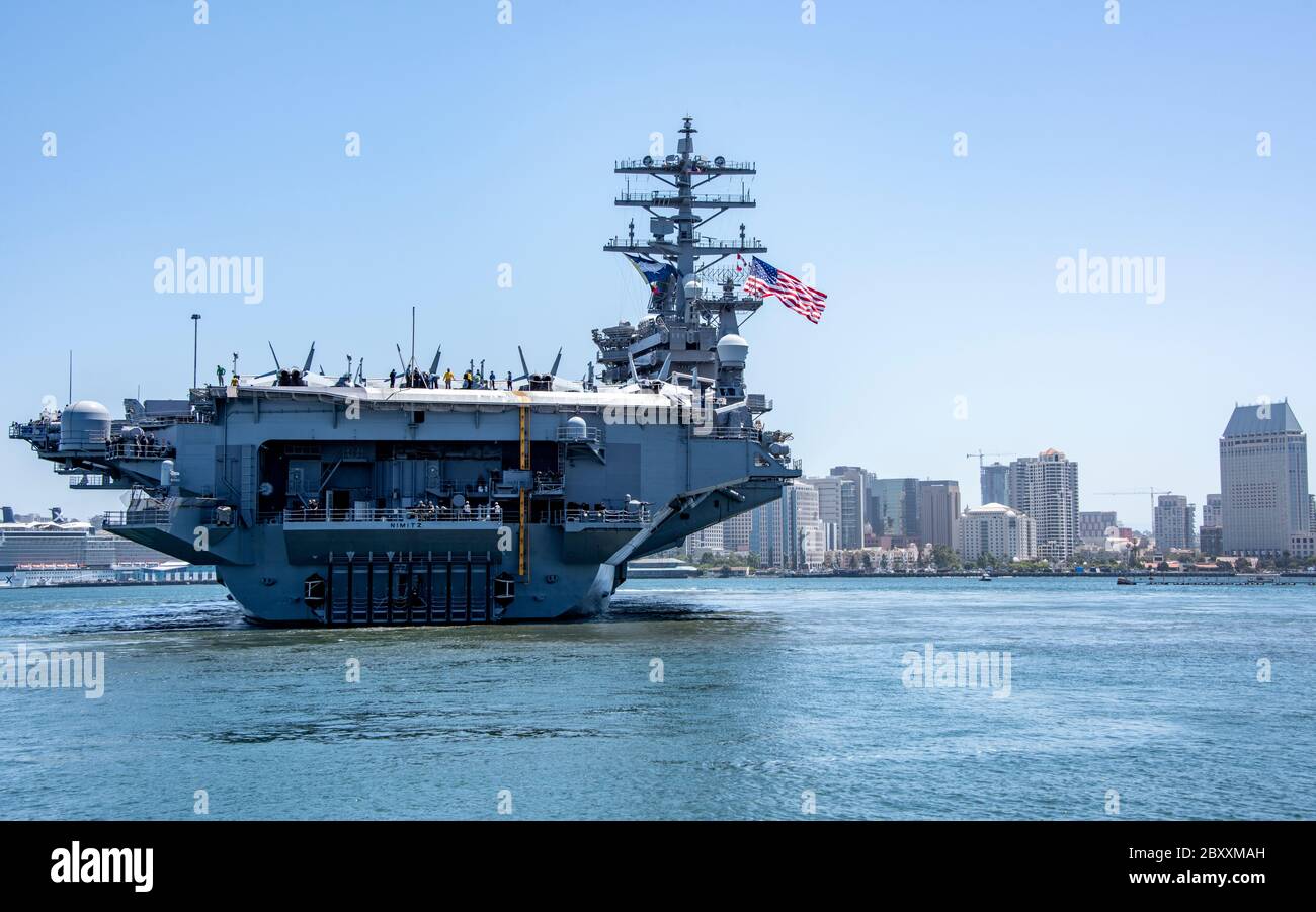 La portaerei della marina statunitense di classe Nimitz USS Nimitz parte dalla base aerea navale di North Island in seguito a una chiamata al porto dell'8 giugno 2020 a San Diego, California. Foto Stock
