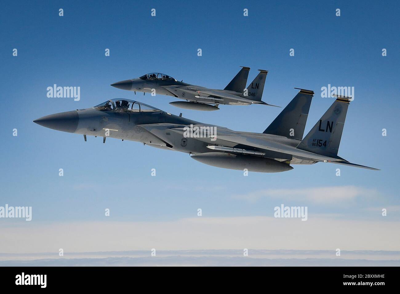 US Air Force F-15 Eagle, assegnato alla 48a ala del Fighter condurre un flypassato sulle spiagge e sui luoghi di battaglia per celebrare il 76 ° anniversario del D-Day 6 giugno 2020 in Normandia, Francia. Foto Stock US Air Force F-15 Eagle, assegnato alla 48a ala del Fighter condurre un flypassato sulle spiagge e sui luoghi di battaglia per celebrare il 76 ° anniversario del D-Day 6 giugno 2020 in Normandia, Francia. Foto Stock