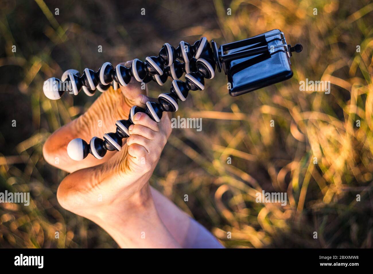 Modo pazzo di fare selfie senza un bastone selfie. Concetto di vivavoce Foto Stock