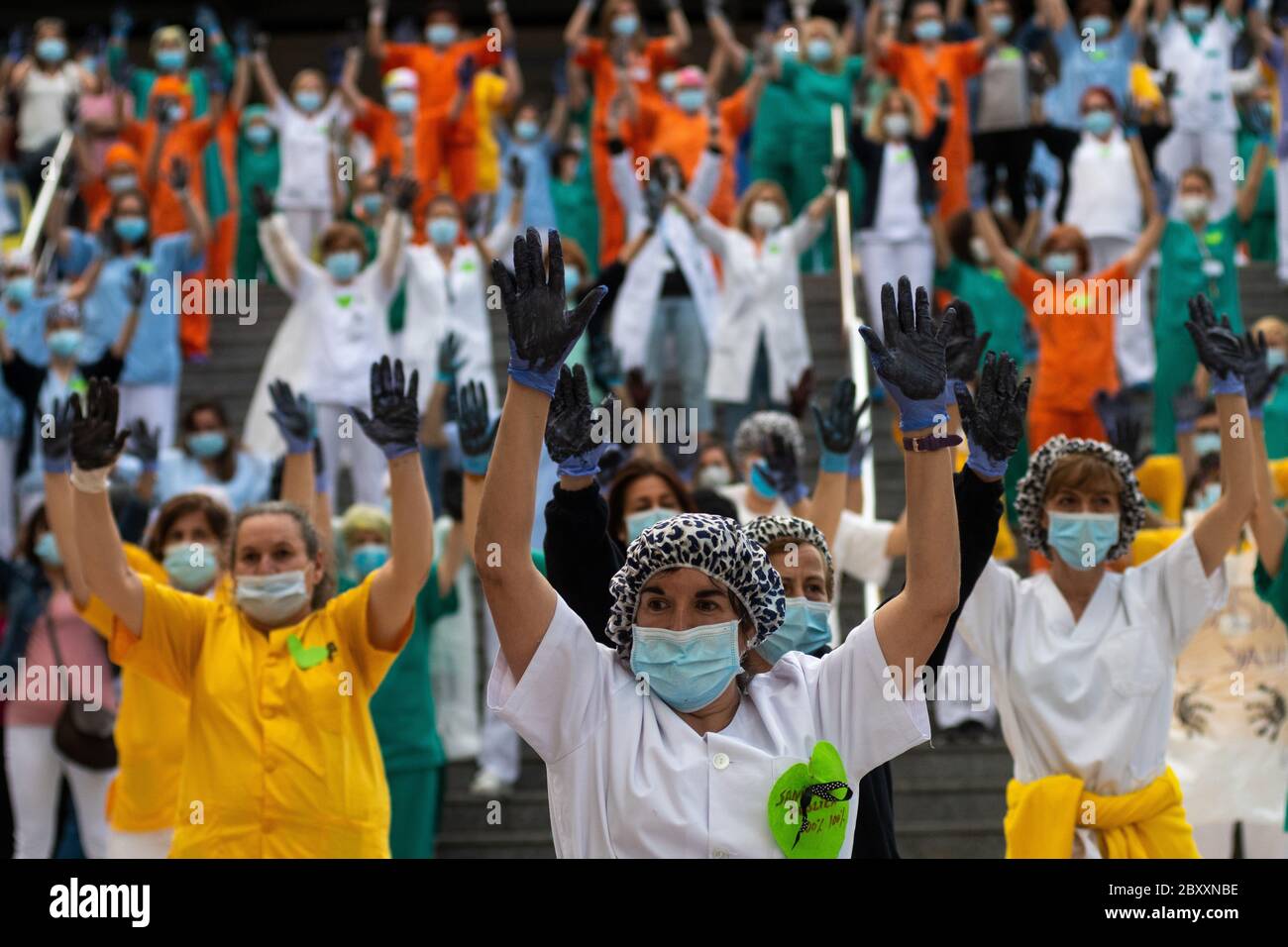 Madrid, Spagna. 8 giugno 2020. Madrid, Spagna. 8 giugno 2020. Gli operatori sanitari con le mani sollevate e dipinte nero protesta in Gregorio Marañon Hospital chiedendo un sistema sanitario pubblico con più risorse. I lavoratori degli ospedali pubblici di Madrid stanno protestando contro la precarietà del loro lavoro. Madrid è entrata oggi nella fase due di transizione facilitando il blocco per fermare la diffusione del coronavirus (COVID-19). Credit: Marcos del Mazo/Alamy Live News Foto Stock