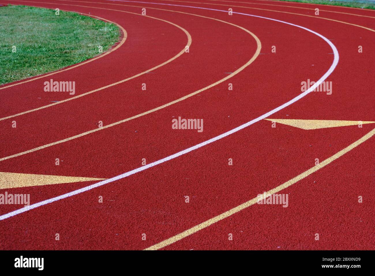 Alcune corsie rosso da una via di corsa Foto Stock