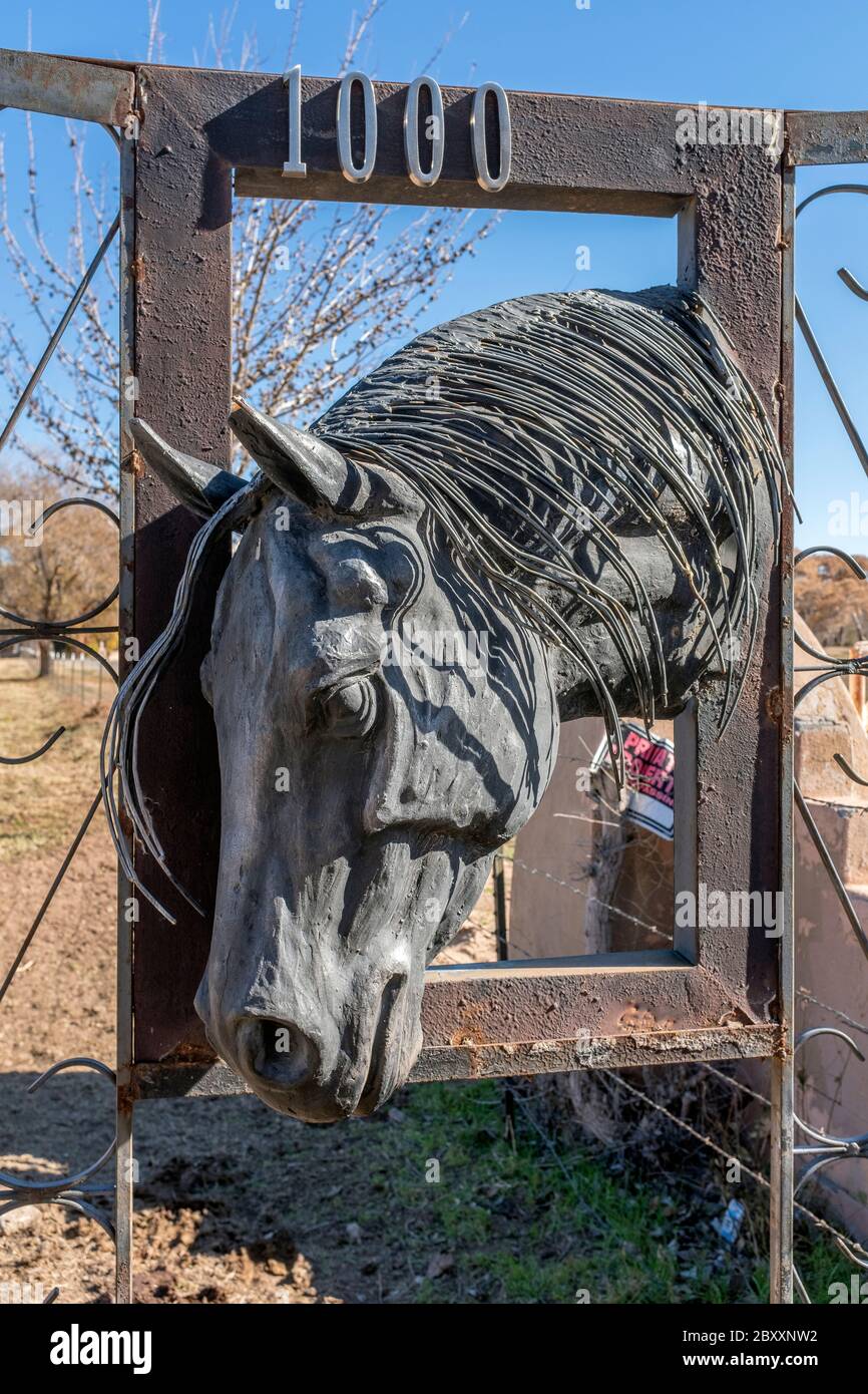 Scultura testa di cavallo all'ingresso di un albergo privato ad Albuquerque, New Mexico Foto Stock