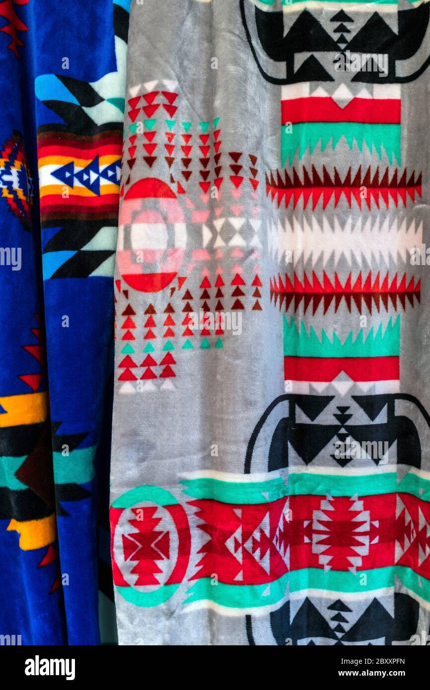 Colori astratti di coperte native in vendita nella città vecchia di Albuquerque, New Mexico Foto Stock