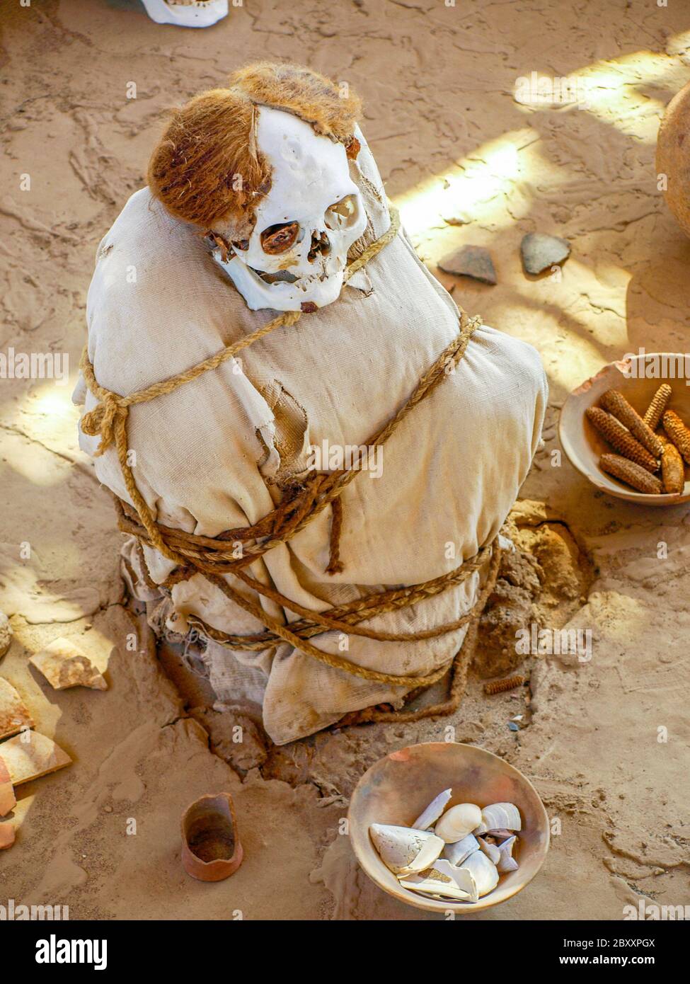 Mummia pre-incan nel sito archeologico di Chauchilla, Nazca, Perù. Foto Stock