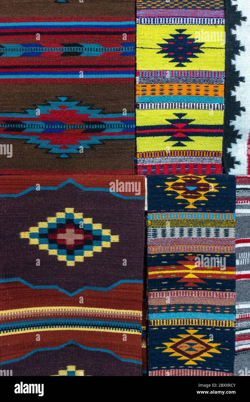 Colori astratti di coperte native in vendita nella città vecchia di Albuquerque, New Mexico Foto Stock