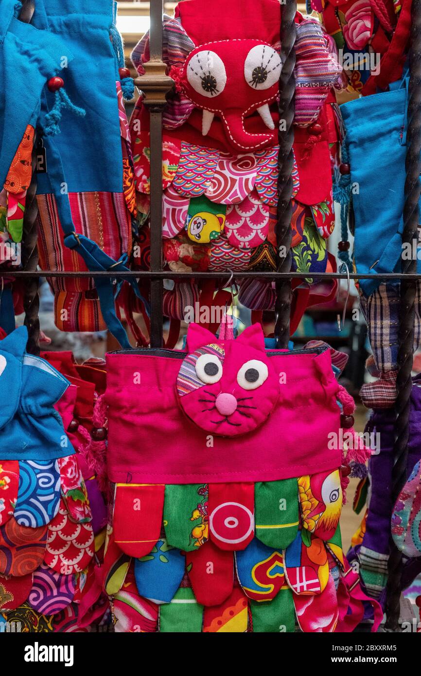 Borse da scuola per bambini in vendita nella città vecchia di Albuquerque, New Mexico Foto Stock