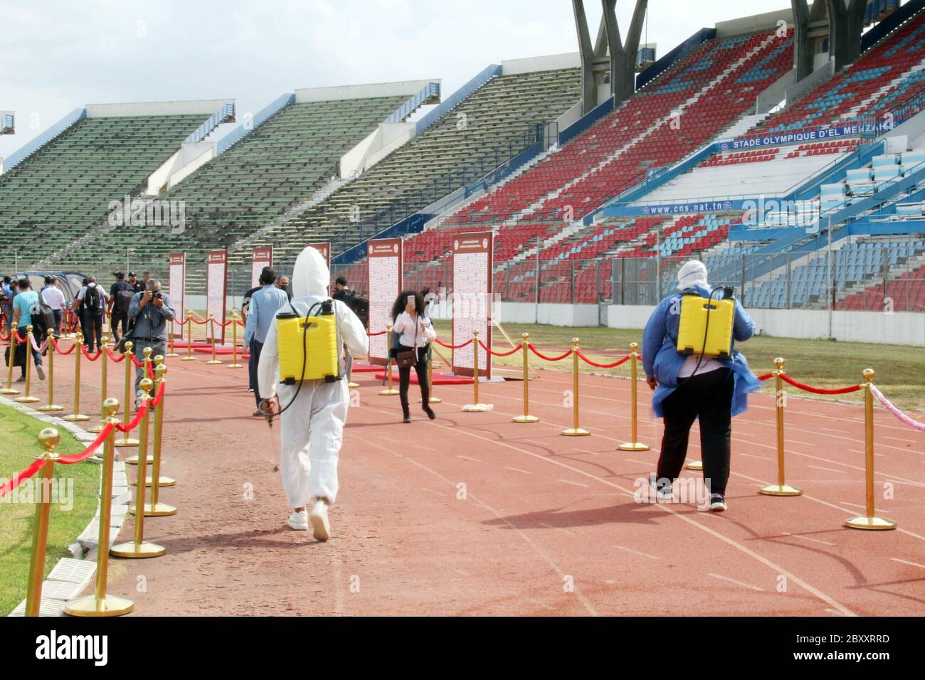 Tunisi, Tunisi. 8 Giugno 2020. Disinfezione degli spogliatoi e del campo prima dell'arrivo dei giocatori. La selezione nazionale del calcio tunisino riattiva le sue attività nel mezzo di diverse misure sanitarie e preventive eccezionali. Foto Stock