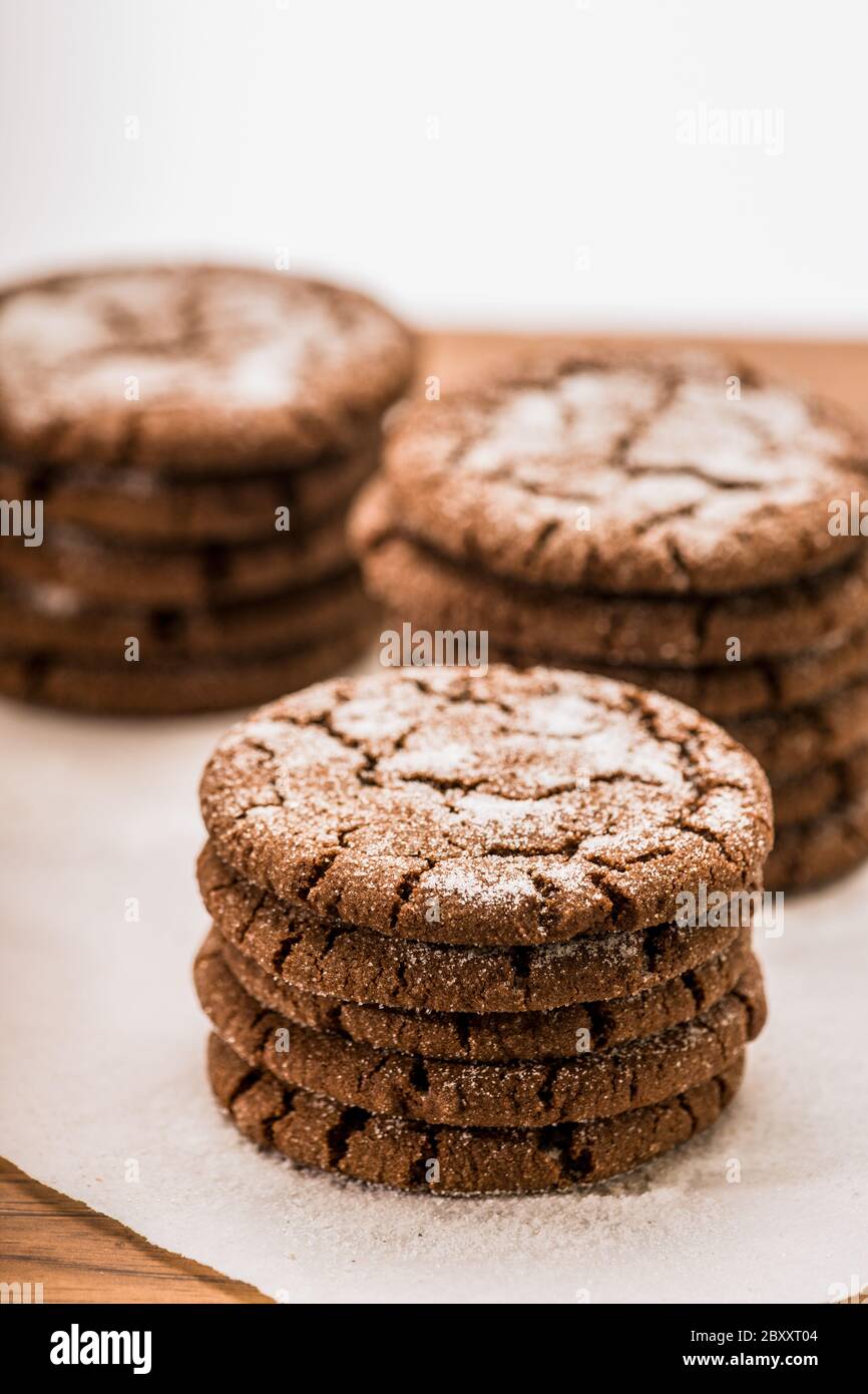 Pile di biscotti fatti in casa con zucchero al cioccolato Foto Stock