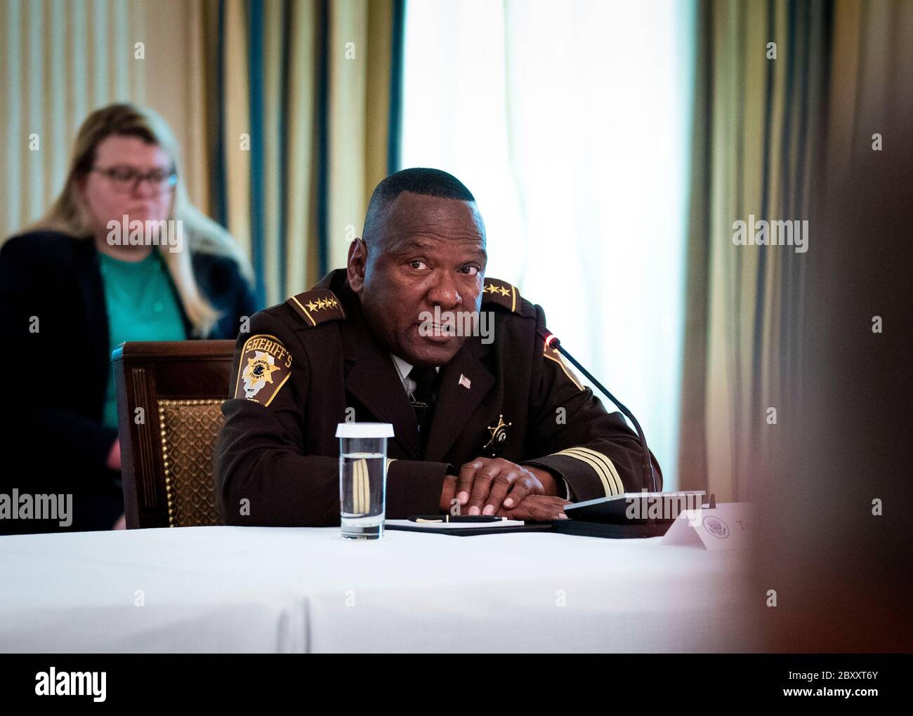 Washington, Stati Uniti d'America. 8 giugno 2020. Sheriff Tony Childress della contea di Livingston, Illinois, fa remake mentre partecipa a una tavola rotonda con i funzionari delle forze dell'ordine, ospitato dal presidente degli Stati Uniti Donald J. Trump nella sala da pranzo dello stato della Casa Bianca, a Washington, DC, lunedì, 8 giugno 2020.Credit: Doug Mills/Pool via CNP | Usage worldwide Credit: dpa/Alamy Live News Foto Stock