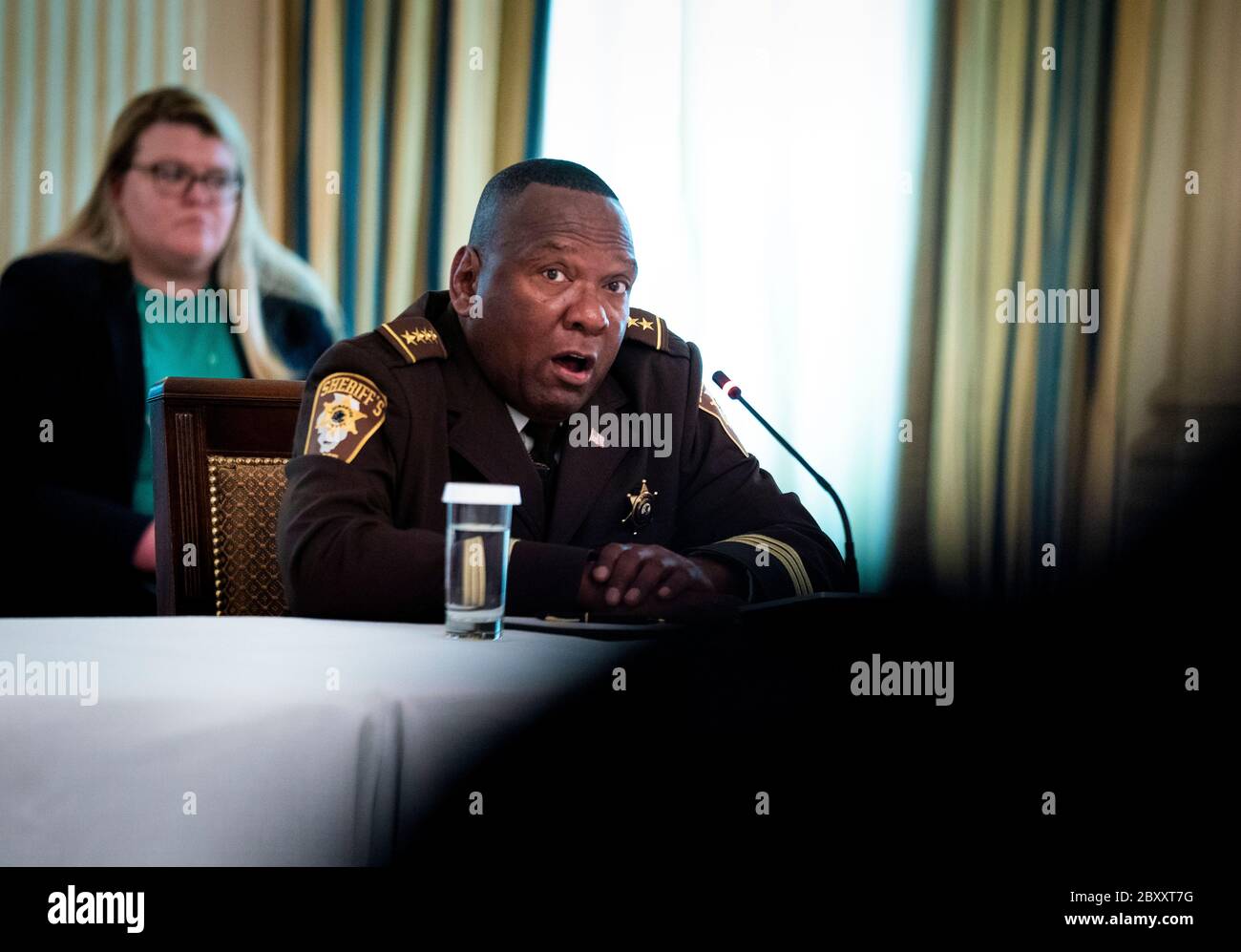 Washington, Stati Uniti d'America. 8 giugno 2020. Sheriff Tony Childress della contea di Livingston, Illinois, fa remake mentre partecipa a una tavola rotonda con i funzionari delle forze dell'ordine, ospitato dal presidente degli Stati Uniti Donald J. Trump nella sala da pranzo dello stato della Casa Bianca, a Washington, DC, lunedì, 8 giugno 2020.Credit: Doug Mills/Pool via CNP | Usage worldwide Credit: dpa/Alamy Live News Foto Stock