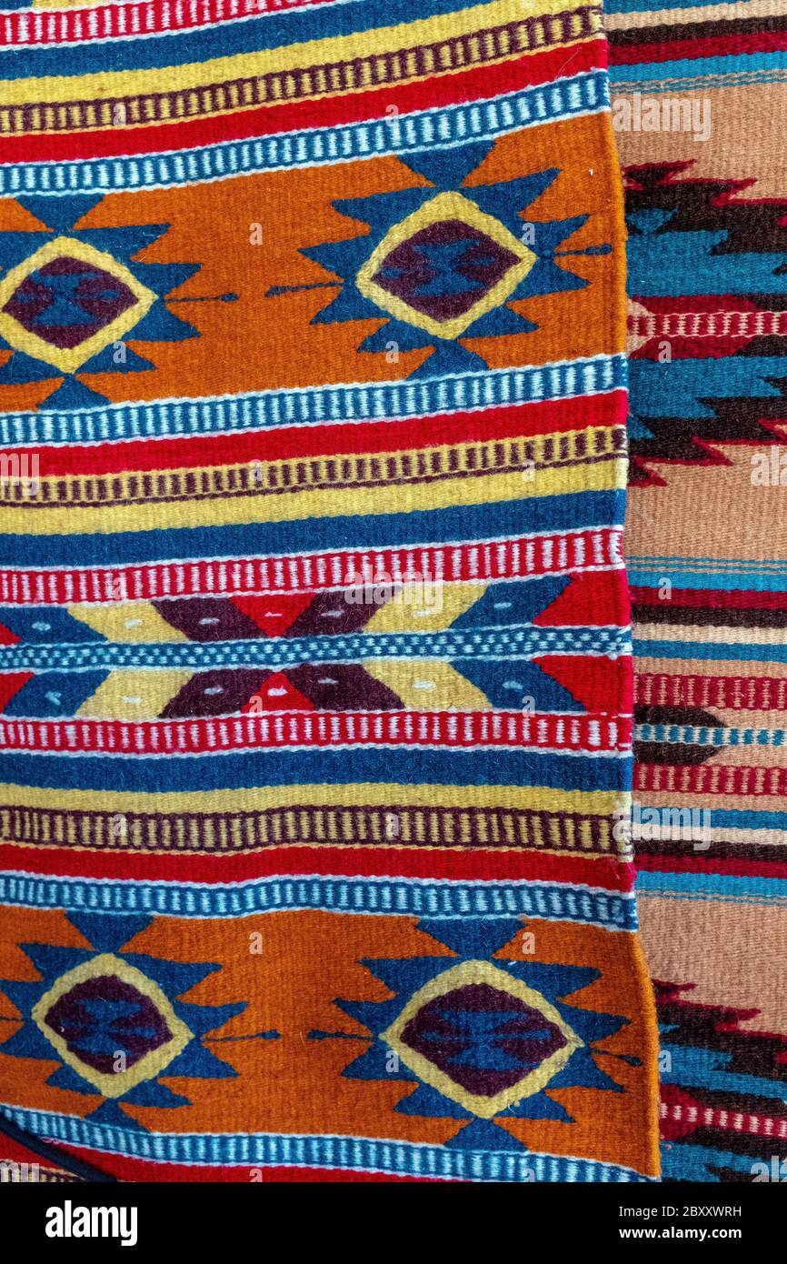 Colori astratti di coperte native in vendita nella città vecchia di Albuquerque, New Mexico Foto Stock
