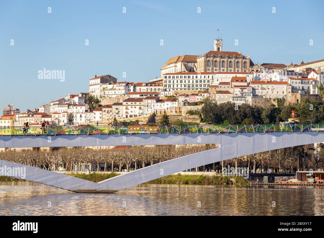 Storico paesaggio urbano di Coimbra con università in cima alla collina, Portogallo Foto Stock