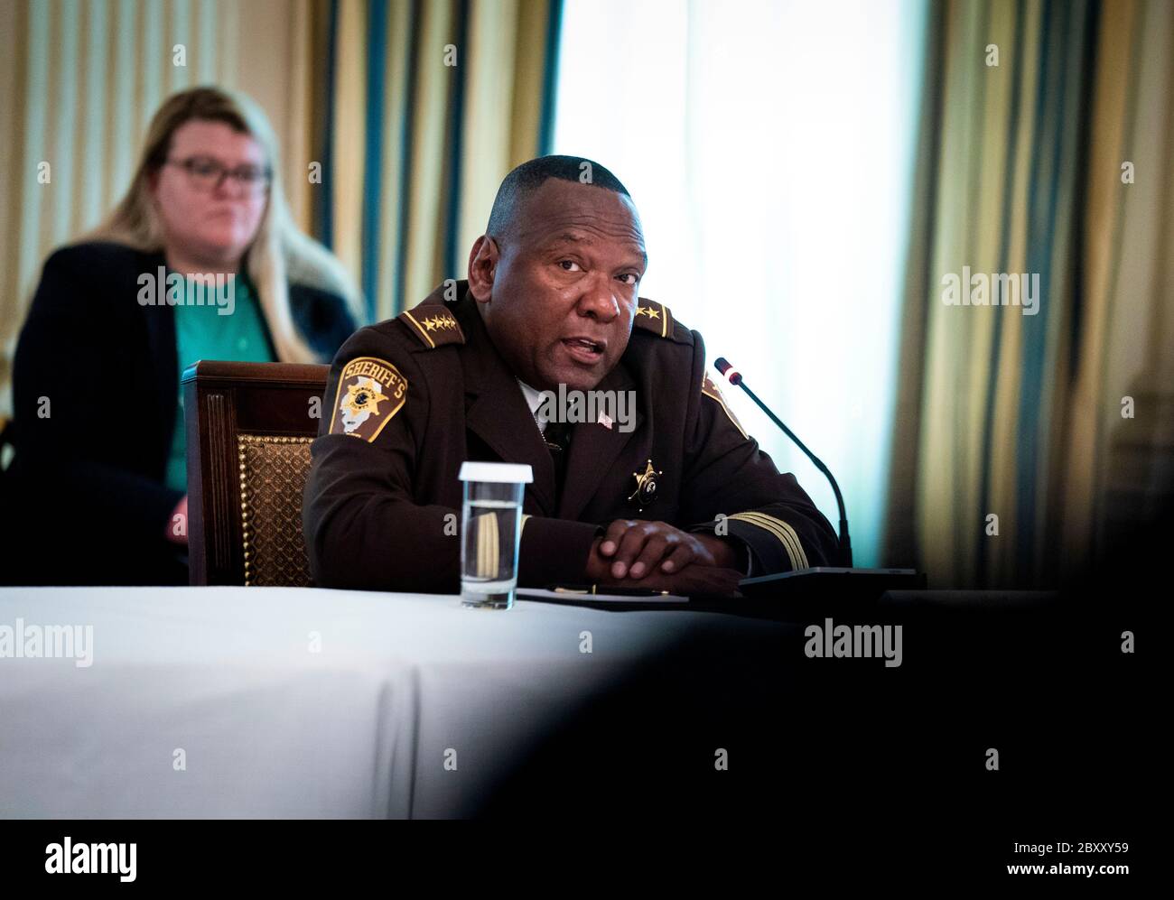 Washington, Stati Uniti d'America. 8 giugno 2020. Sheriff Tony Childress della contea di Livingston, Illinois, fa remake mentre partecipa a una tavola rotonda con i funzionari delle forze dell'ordine, ospitato dal presidente degli Stati Uniti Donald J. Trump nella sala da pranzo dello stato della Casa Bianca, a Washington, DC, lunedì, 8 giugno 2020.Credit: Doug Mills/Pool via CNP | Usage worldwide Credit: dpa/Alamy Live News Foto Stock