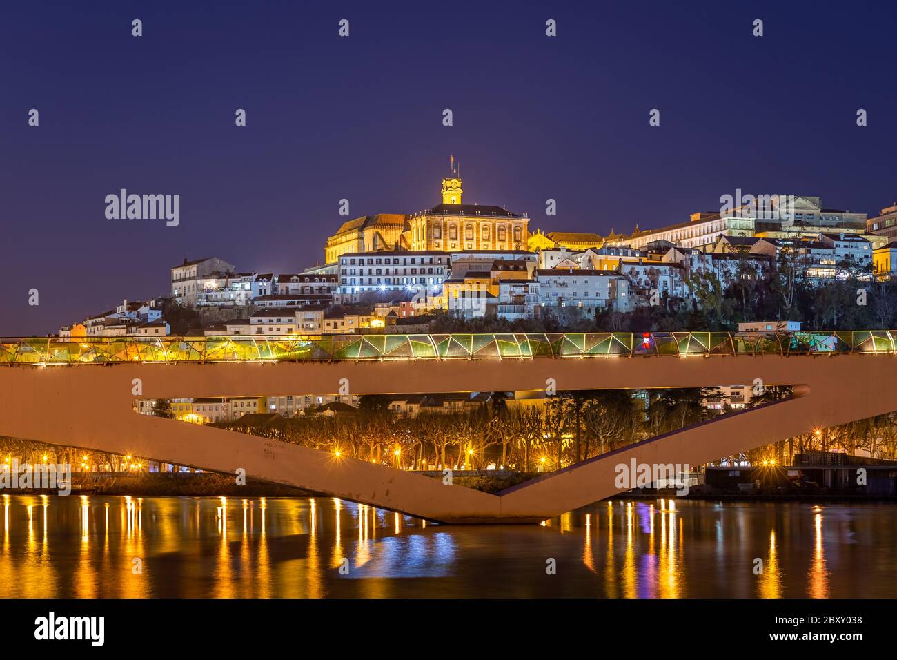 Storico paesaggio urbano di Coimbra con università in cima alla collina in serata, Portogallo Foto Stock