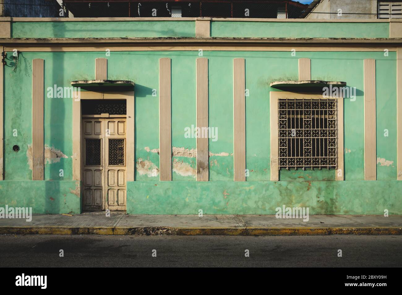 Facciata di tipico edificio coloniale abbandonato verde messicano a Merida, Yucatan, Messico Foto Stock