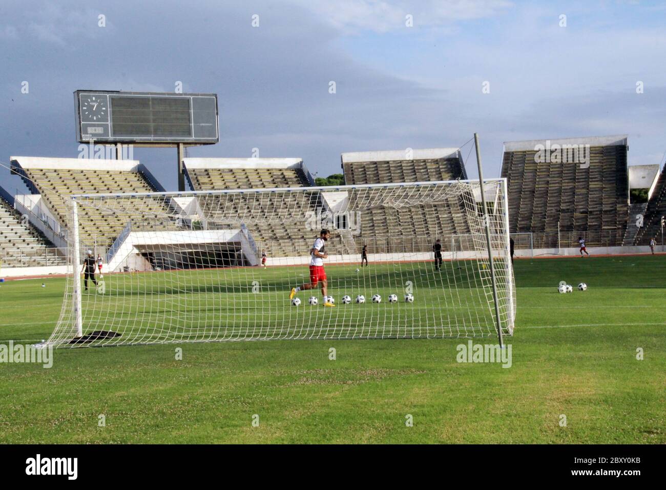 8 giugno 2020, Tunisi, Tunisi: La selezione nazionale del calcio tunisino riprende le sue attività nel mezzo di diverse misure sanitarie e preventive eccezionali.prima di iniziare la prima sessione di allenamento allo stadio El Menzah con la partecipazione di 13 giocatori, il personale medico ha sottoposto tutti i membri della selezione nazionale ad una serie di misure volte a garantire la sicurezza degli operatori, di quelli che li accompagnano e del personale tecnico; E giornalisti conformemente al protocollo sanitario elaborato dalla Federazione tunisina di calcio e approvato dalle autorità competenti. Foto Stock