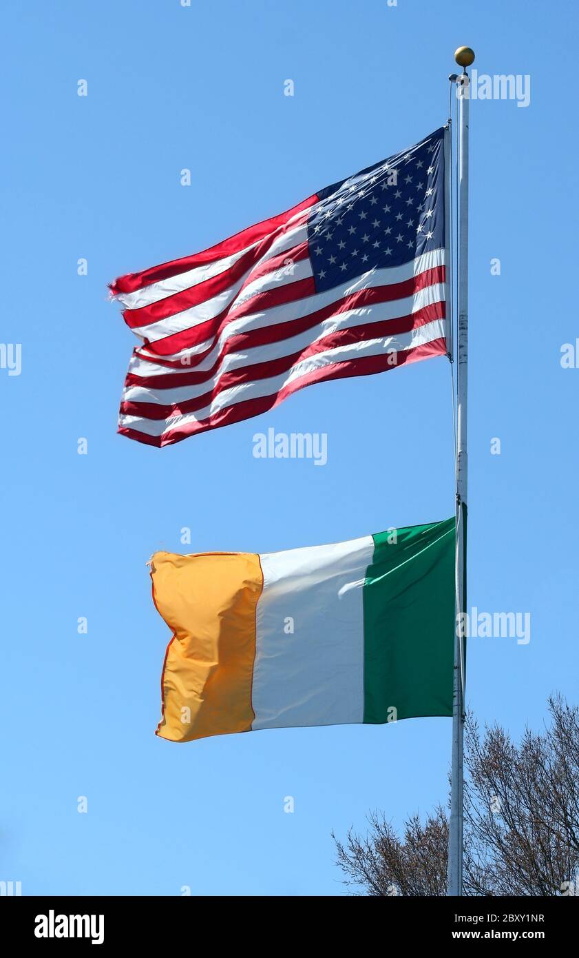 Noi irlandesi e bandiere sul cielo blu sullo sfondo Foto Stock