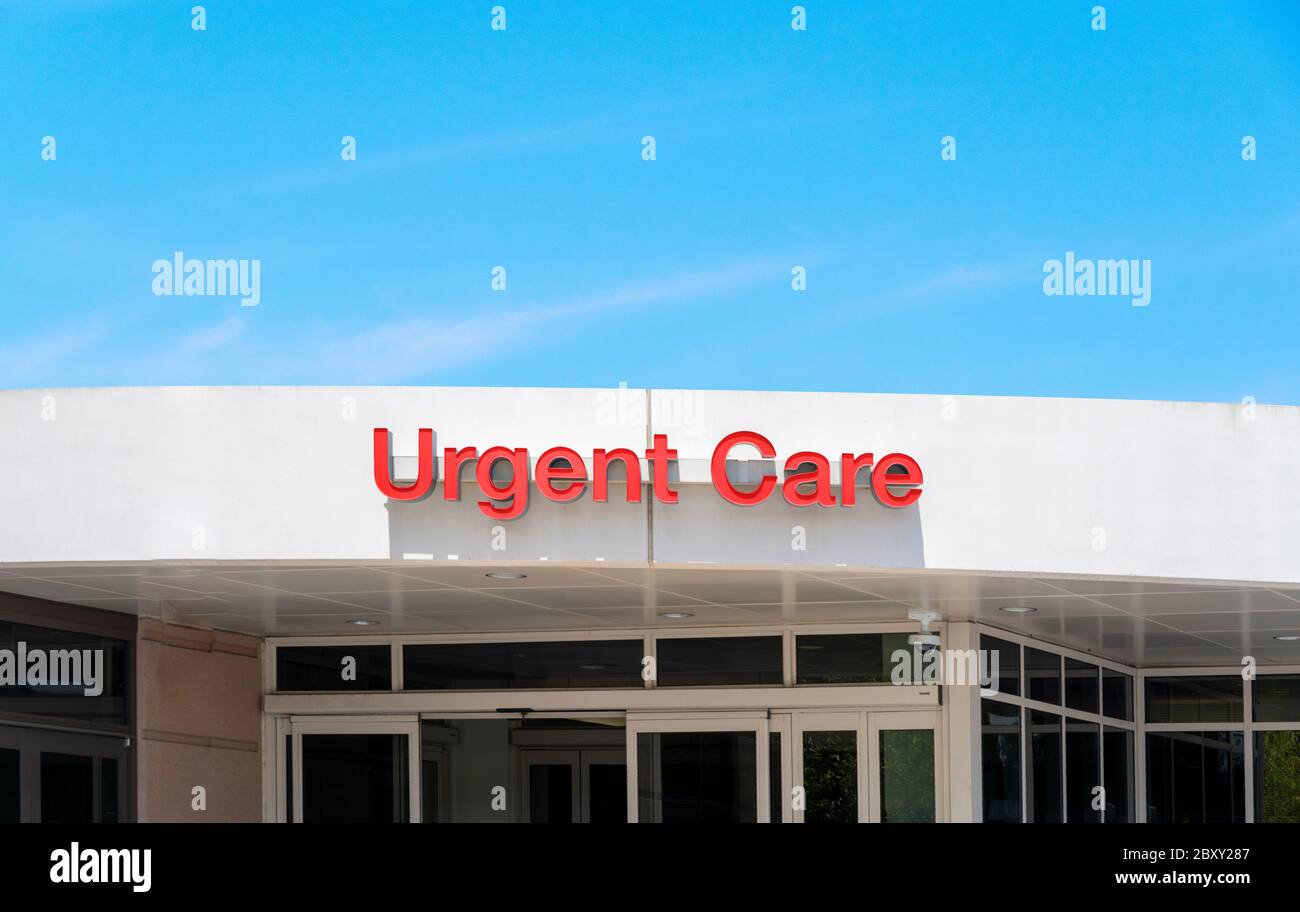 Cartello di assistenza urgente su un edificio medico Foto Stock
