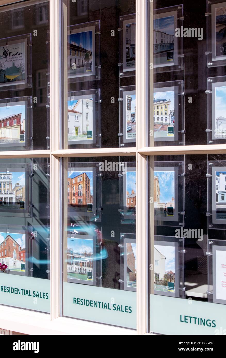 Finestra degli uffici presso gli agenti immobiliari di Symonds & Sampson, Arch Point House, Poundbury, Dorchester. Foto Stock