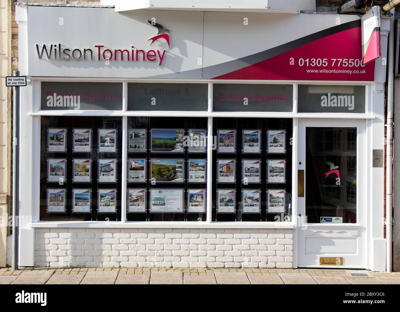 Gli agenti immobiliari Wilson Tominey hanno un negozio di fronte su Westham Road, Weymouth, Dorset. Foto Stock