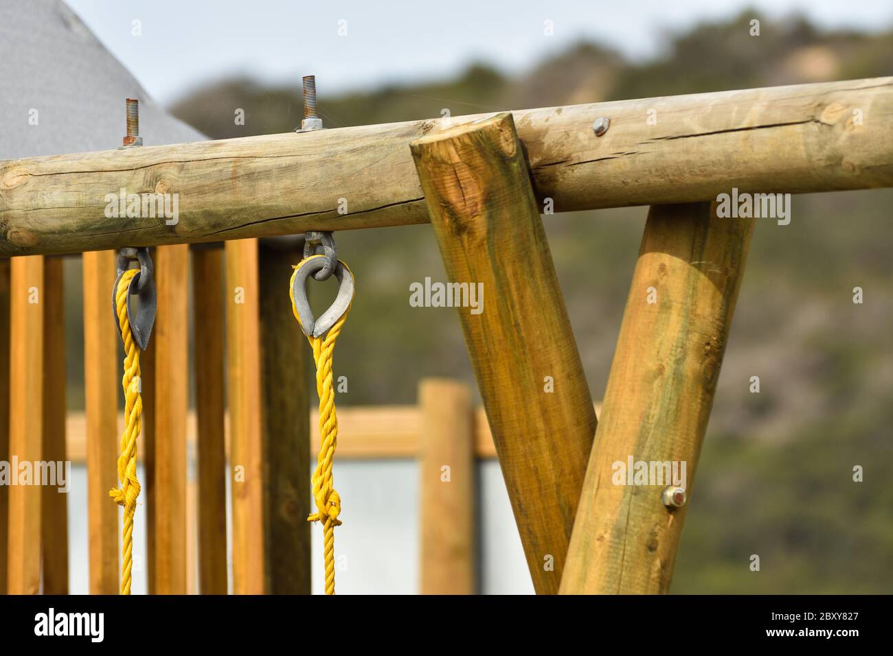 Struttura in legno a telaio oscillante nel parco giochi Foto Stock