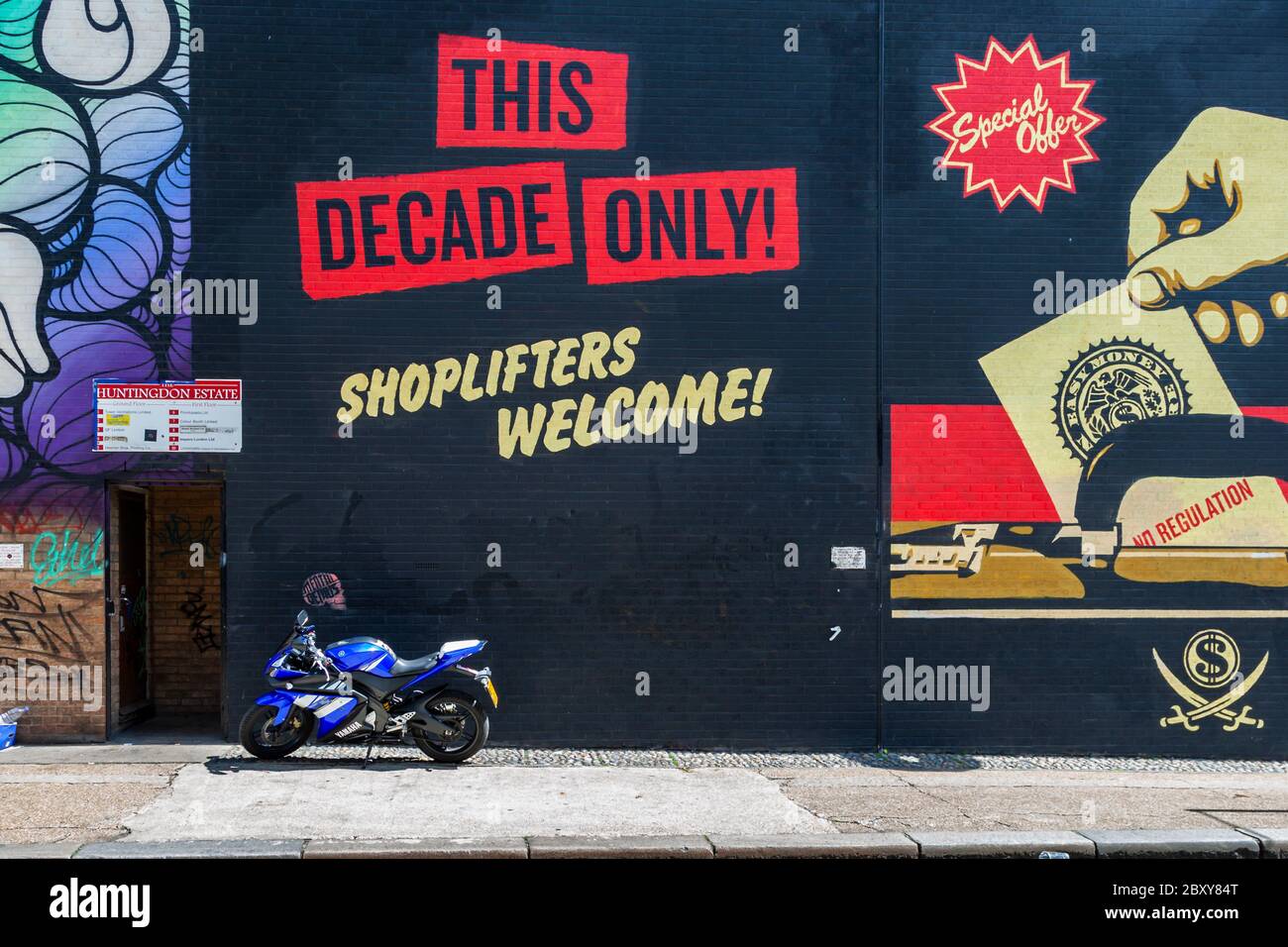 Solo questo decennio! Taccheggiatori Benvenuto. Street Art nel Royal Borough di Kensington e Chelsea, Inghilterra Foto Stock