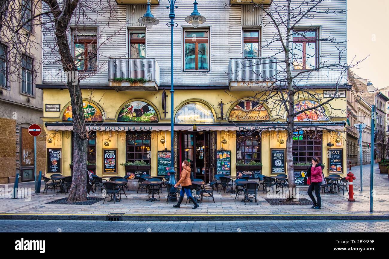 Budapest, Ungheria, marzo 2020, facciata di uno dei cinque del "Pointer Pub" Foto Stock