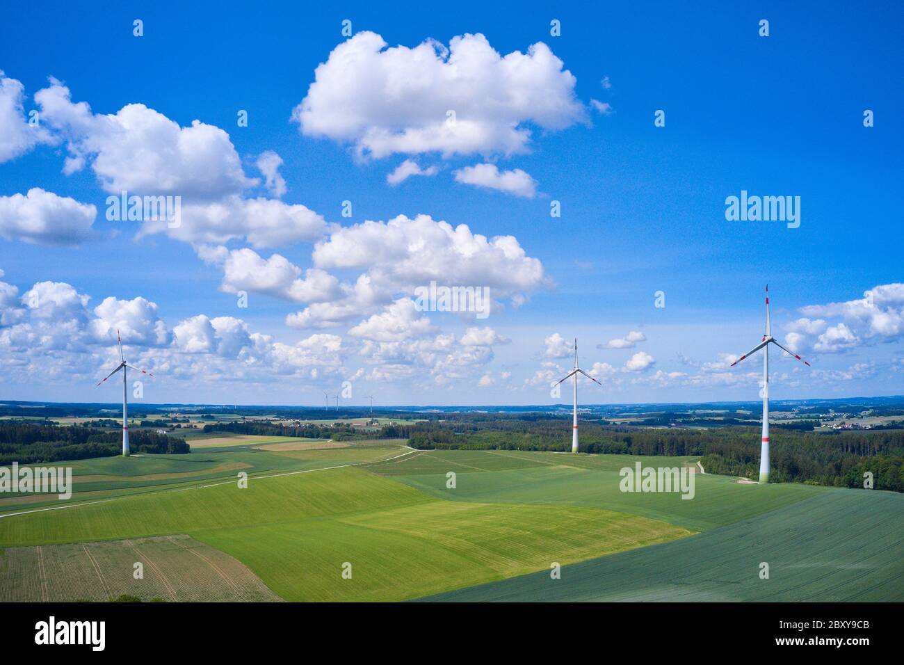 Pfaffenhofen, Germania, 31 maggio 2020. Turbine eoliche sulla cresta producono elettricità. Foto d'archivio © Peter Schatz / Alamy Foto Stock