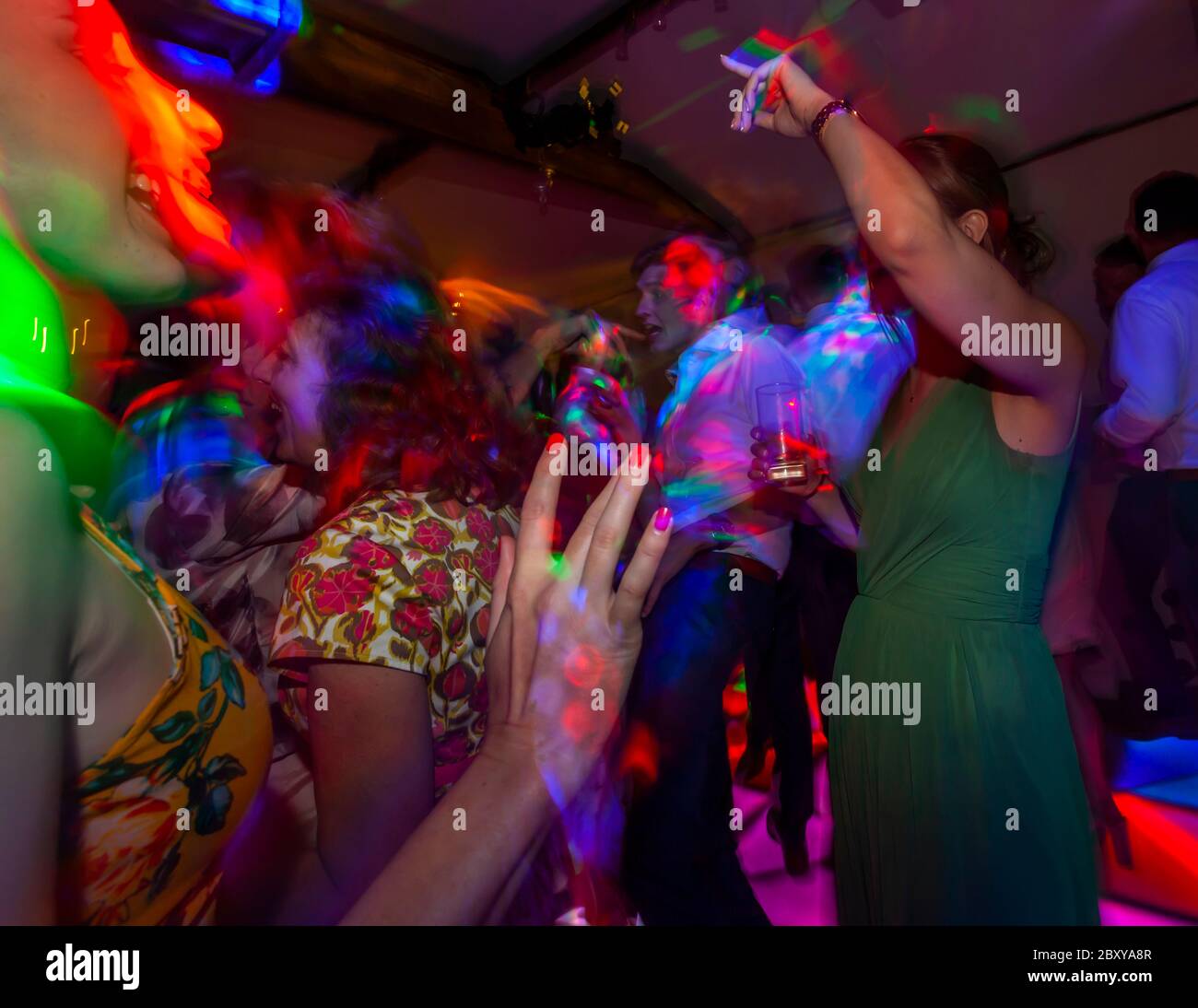 Esuberante disco febbre della festa di nozze. Matrimonio a South Cambridgeshire, Inghilterra Foto Stock