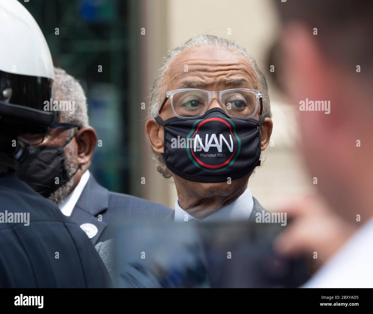 Il Rev. Al Sharpton, indossando una maschera di protezione della rete nazionale di azione, si unisce a migliaia di lutto alla chiesa della fontana di lode nel sud-ovest di Houston durante una visita pubblica di sei ore per GEORGE FLOYD. La morte di Floyd da parte di un ufficiale di polizia bianco a Minneapolis ha scatenato proteste in tutto il mondo contro il razzismo e la brutalità della polizia. Foto Stock