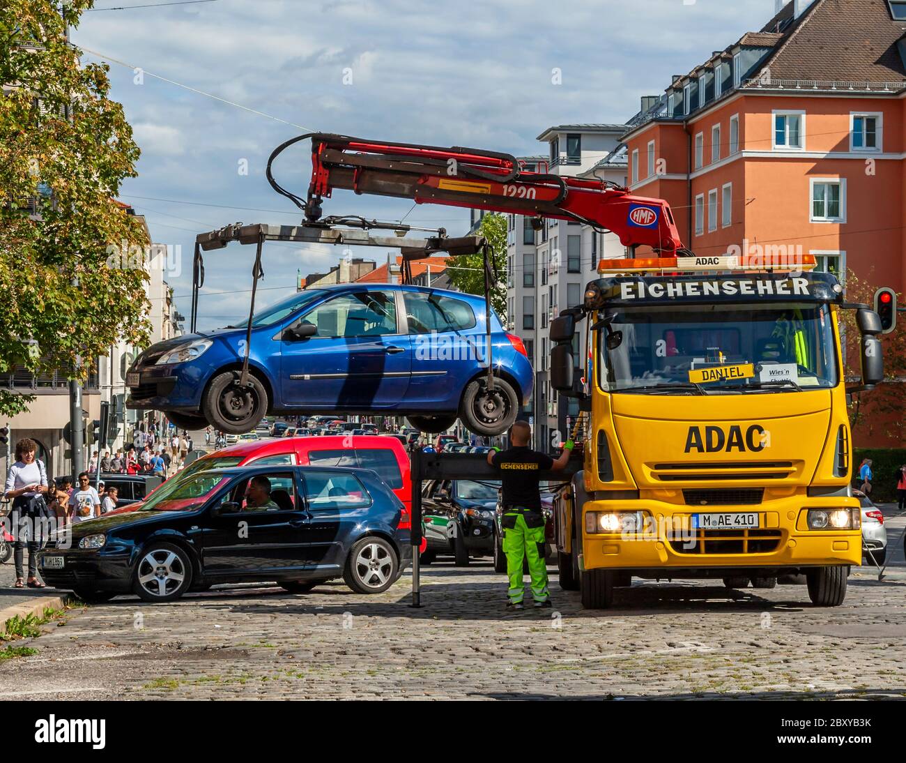 Parcheggio auto violatore che sono stati trainati via da ordine di polizia a Monaco, Germania Foto Stock