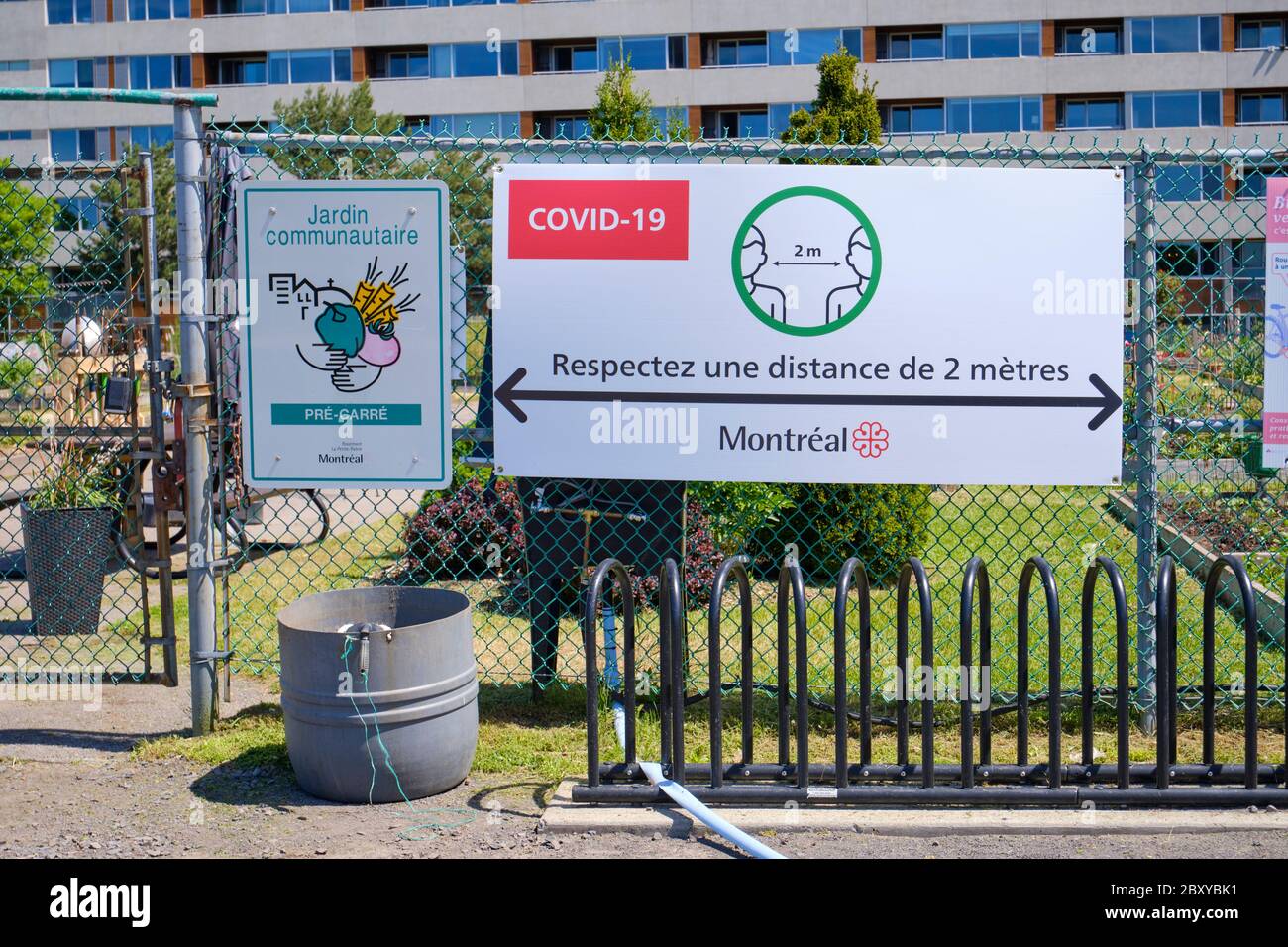 Cartello all'ingresso del giardino della comunità Pré-Carré che chiede alla gente di mantenere una distanza di 2 m a Montreal, Canada Foto Stock