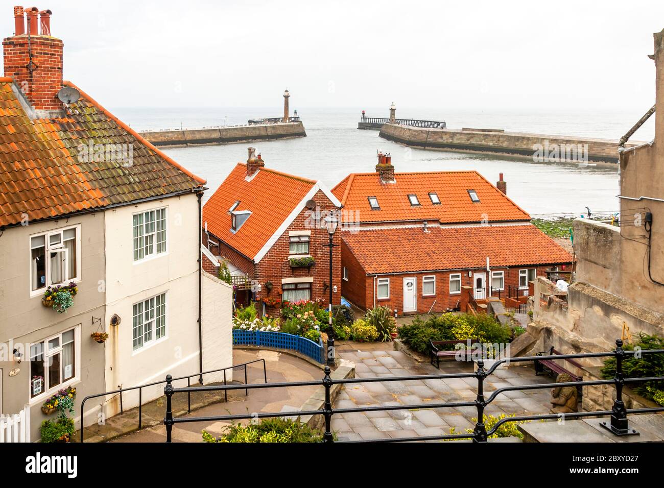 Vista del porto dalla città di Whitby, Scarborough, Inghilterra Foto Stock