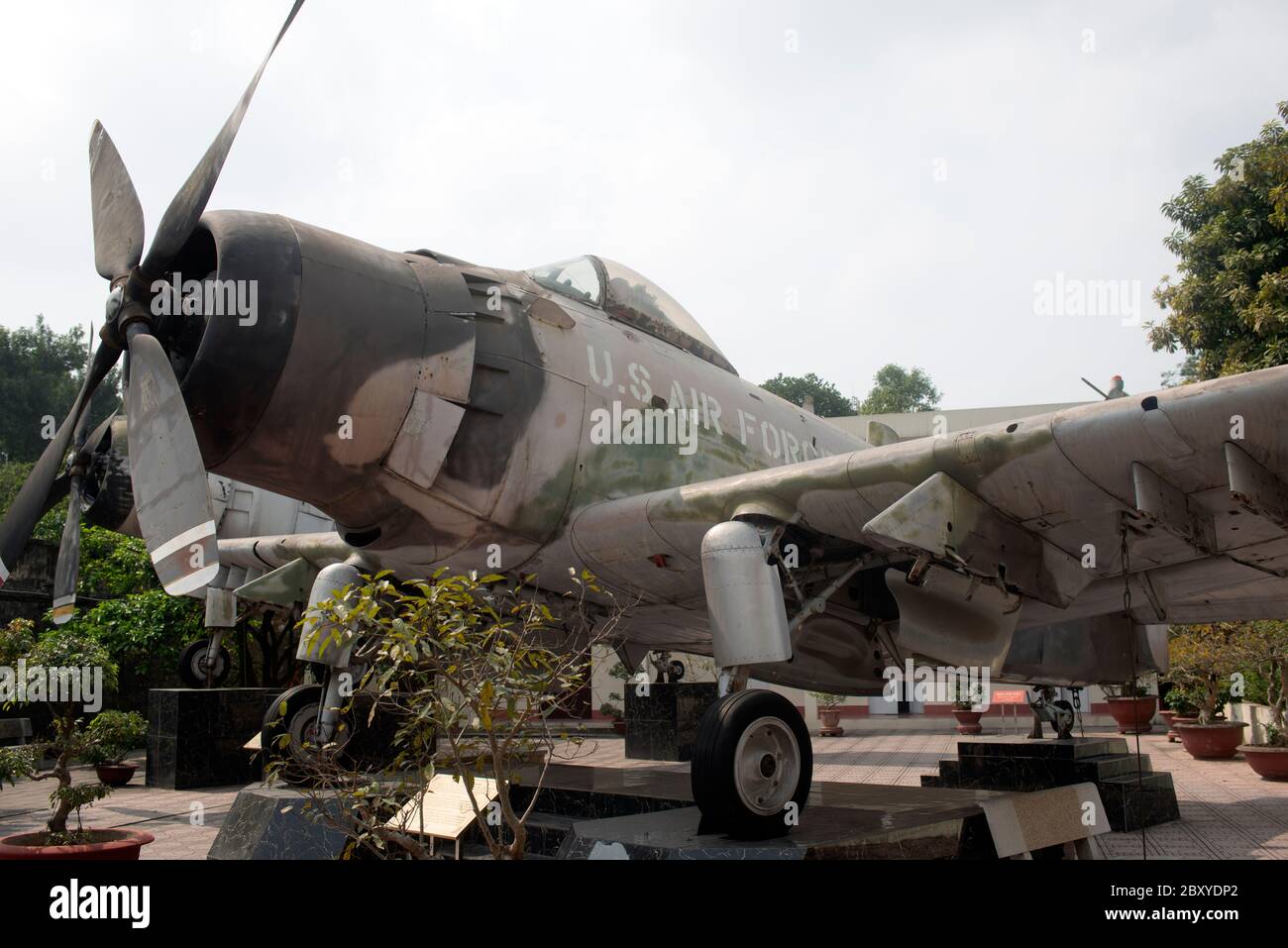 Un aereo catturato dell'aeronautica degli Stati Uniti in mostra al Museo di Storia militare del Vietnam, Hanoi. Foto Stock