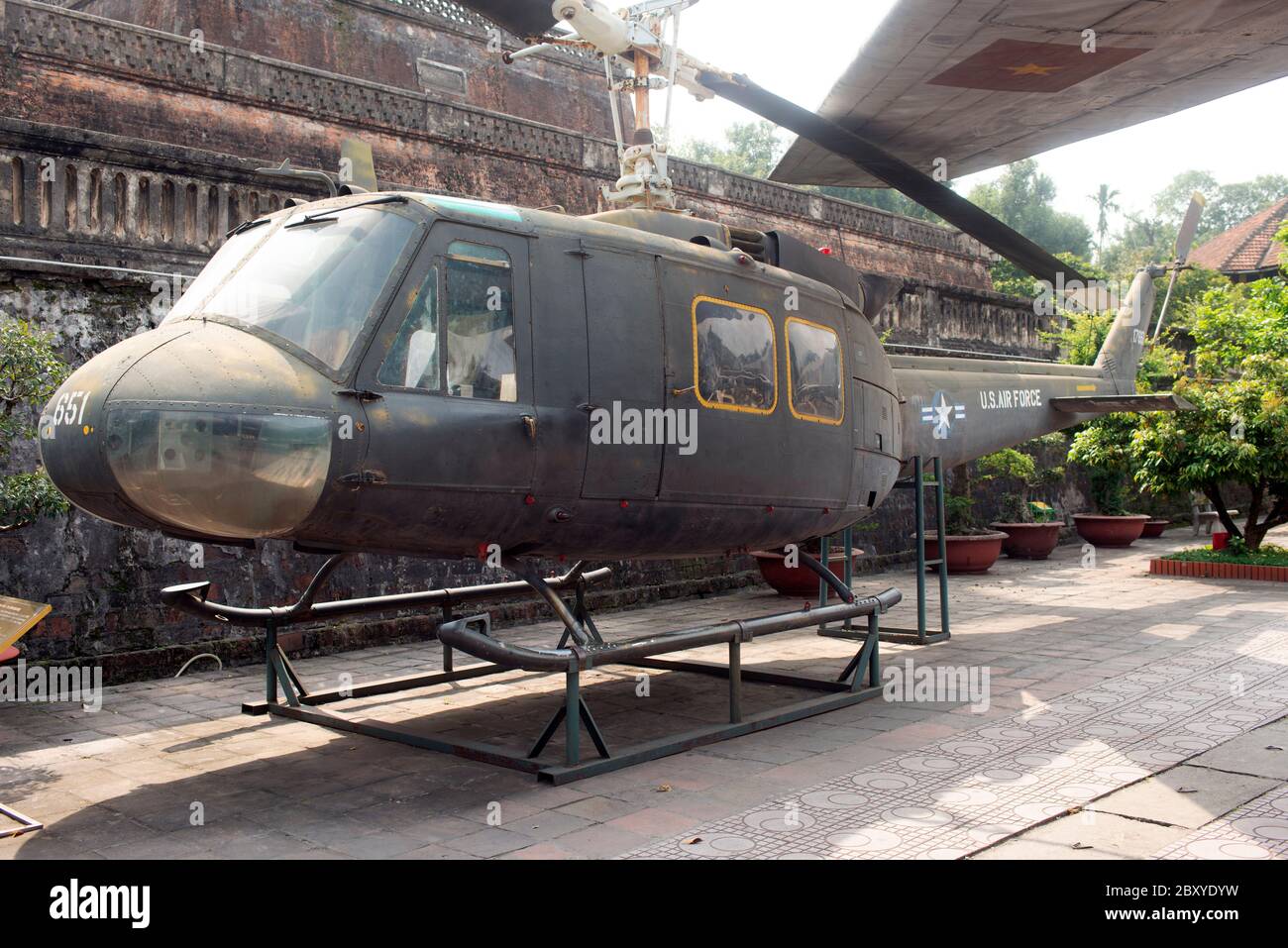 Un elicottero catturato dell'aviazione militare statunitense in mostra al Museo di Storia militare del Vietnam, Hanoi. Foto Stock