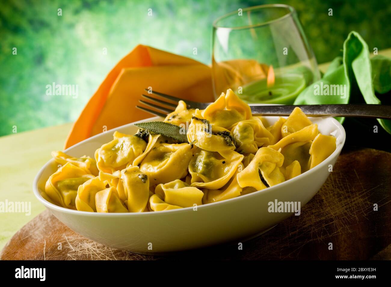 Tortellini al burro e Salvia con fondo verde Foto Stock