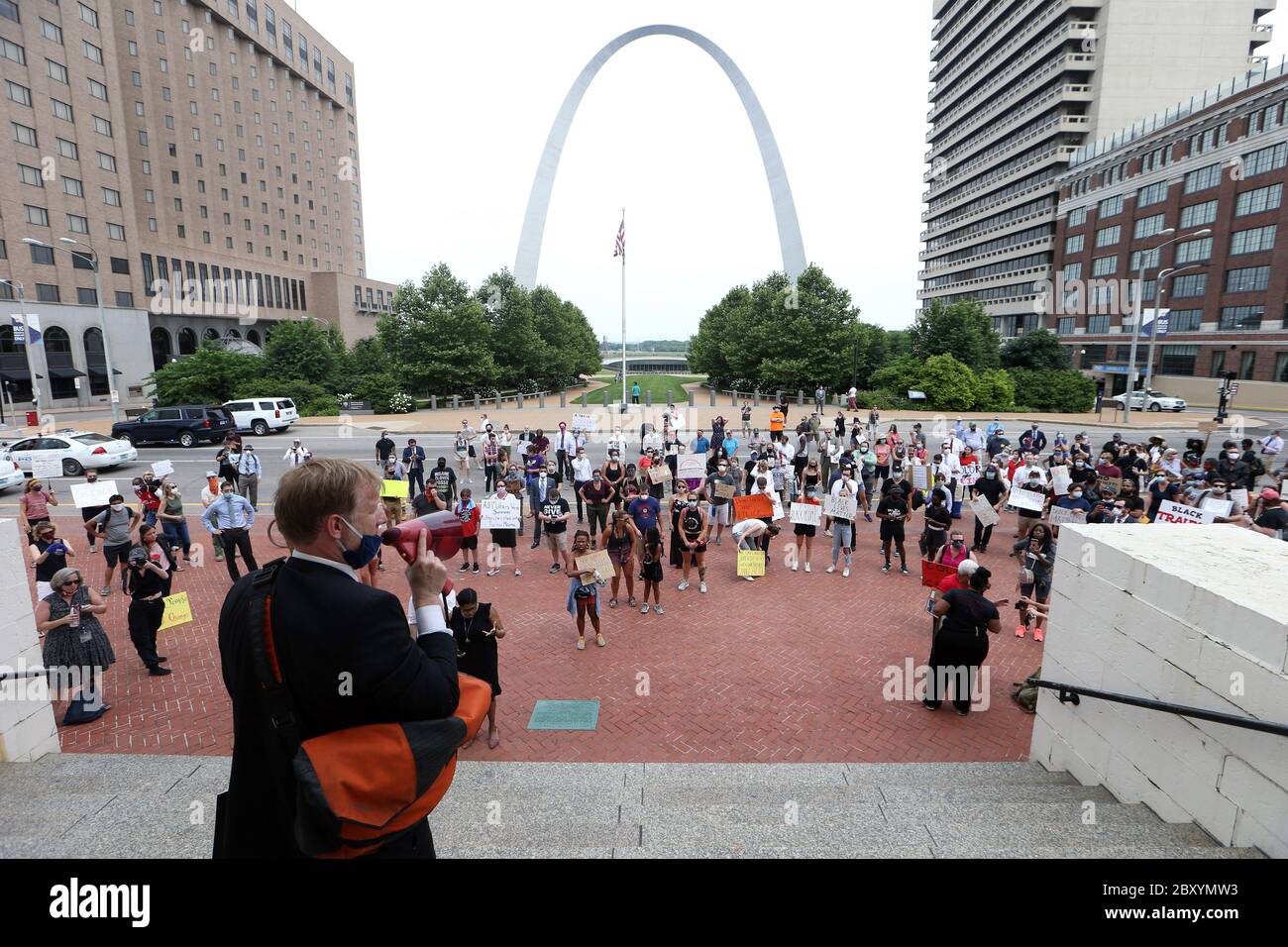 St. Louis, Stati Uniti. 8 giugno 2020. Un organizzatore si rivolge a una folla presso il vecchio tribunale durante una marcia per le vite nere perse e contro le profonde ingiustizie nel sistema giudiziario penale, a St. Louis, lunedì 8 giugno 2020. Il gruppo composto da studenti, avvocati e difensori pubblici, ha marciato dalla Corte d'appello al Tribunale federale, poi sul vecchio tribunale. Photo by Bill Greenblatt/UPI Credit: UPI/Alamy Live News Foto Stock